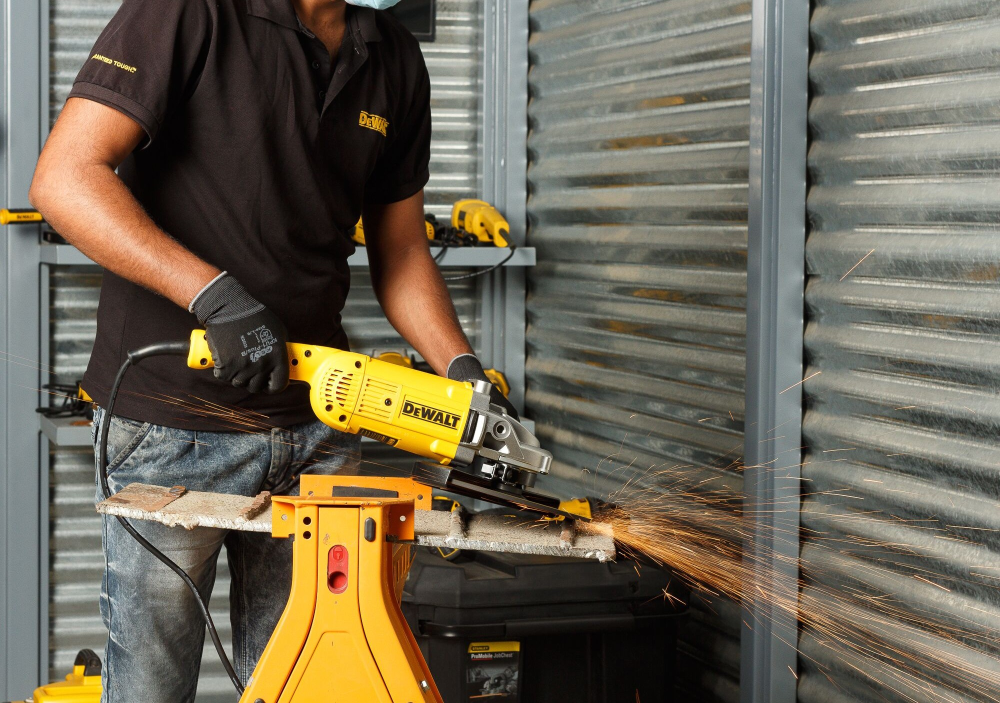 Шліфмашина кутова DeWalt 2200Вт (DWE492)фото