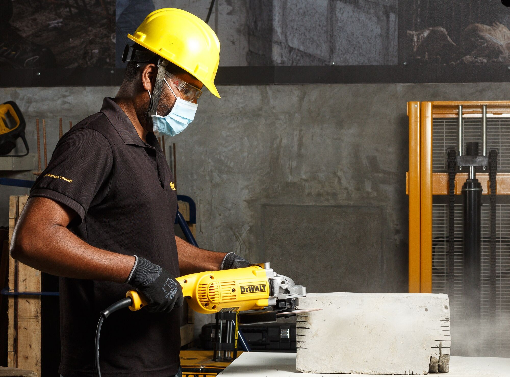 Шліфмашина кутова DeWalt 2200Вт (DWE492)фото