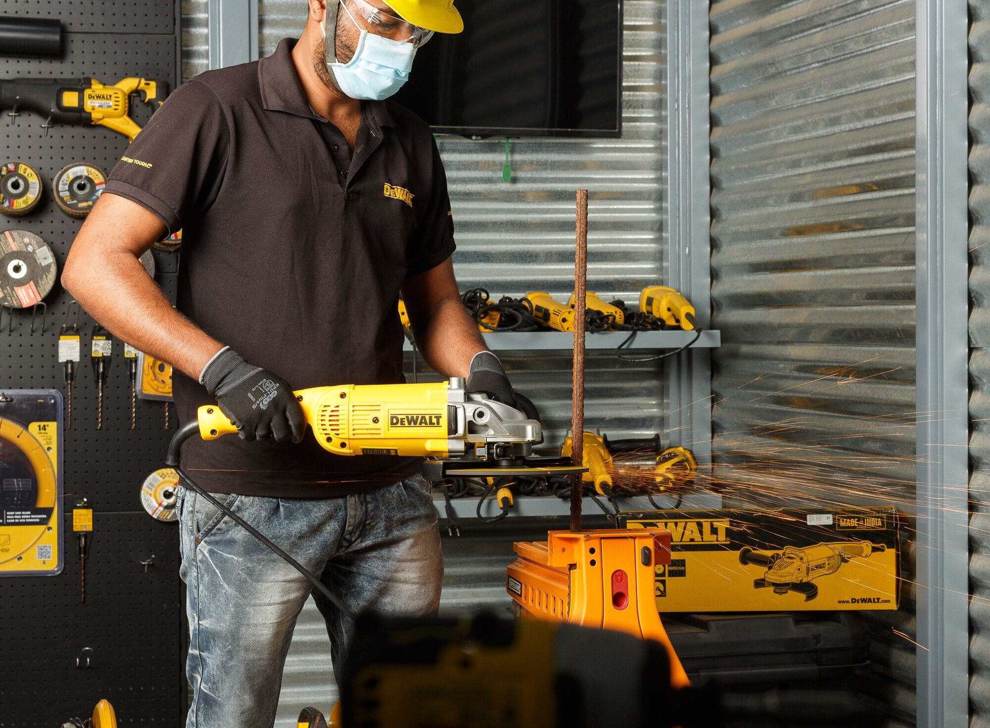 Шліфмашина кутова DeWalt 2200Вт (DWE492)фото
