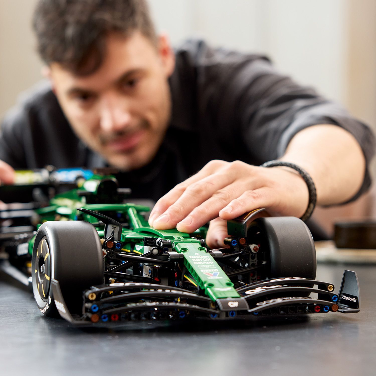 LEGO 42240 Technic Автомобиль Формулы-1 Aston Martin Aramco AMR25 фото 