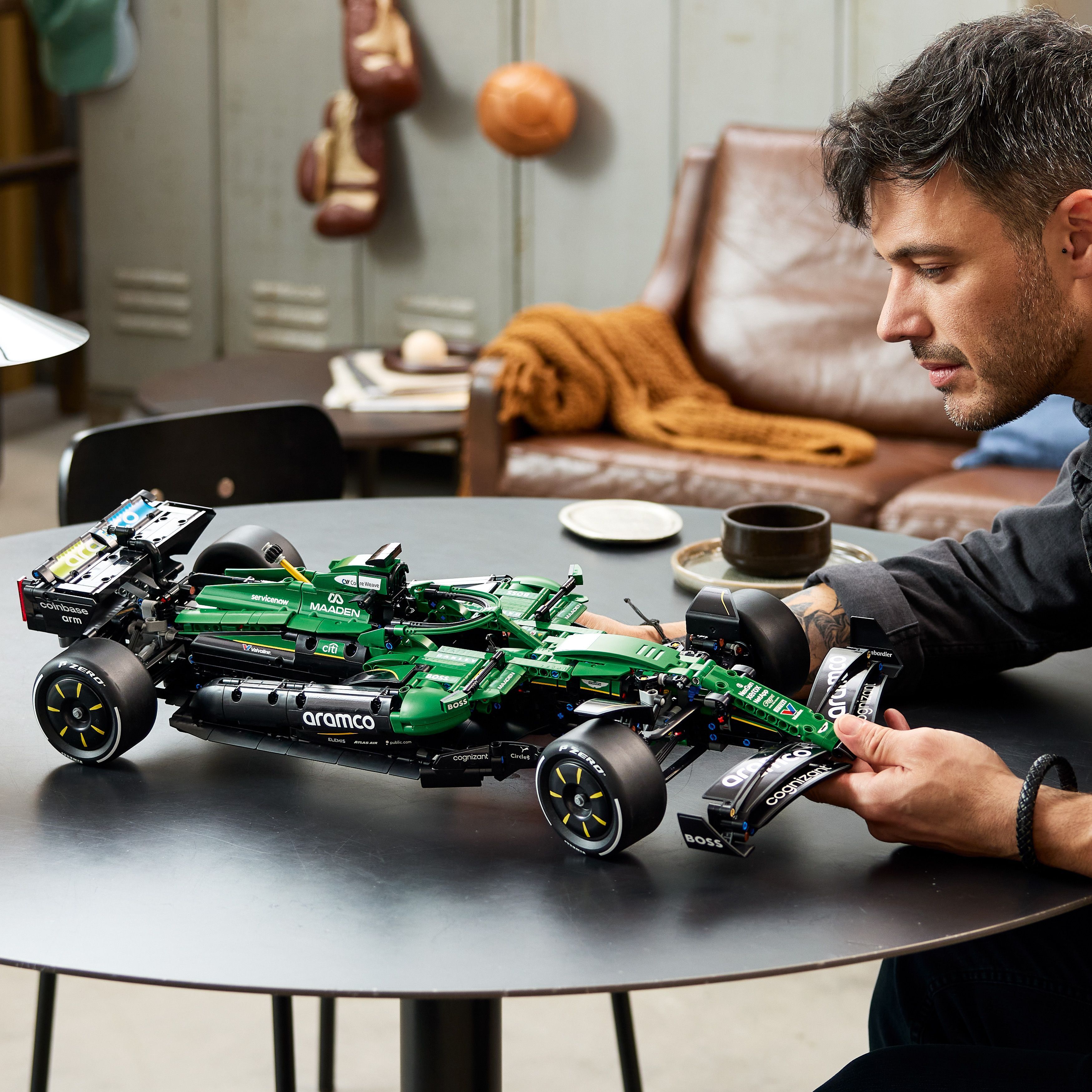 LEGO 42240 Technic Автомобиль Формулы-1 Aston Martin Aramco AMR25 фото 