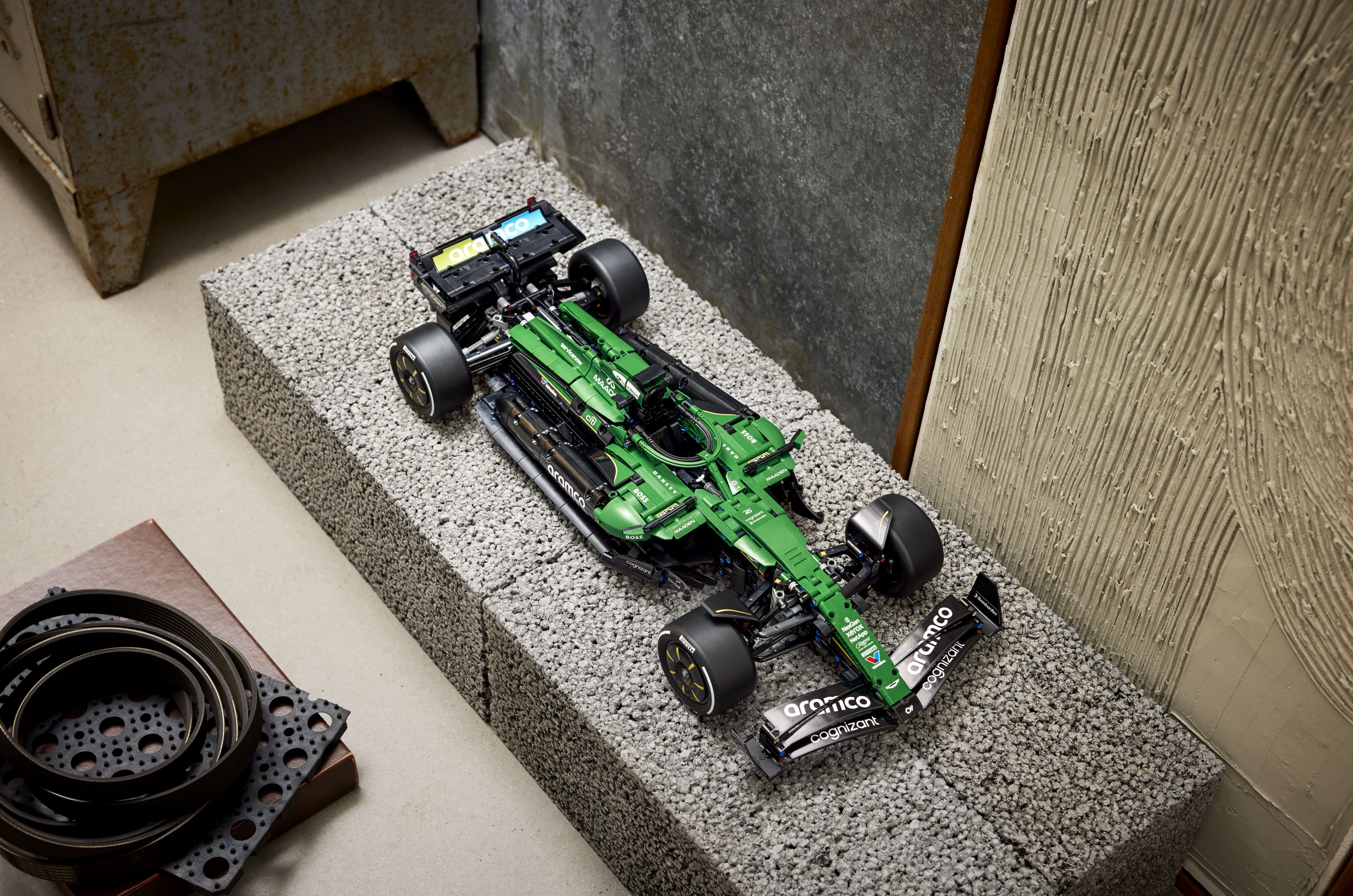 LEGO 42240 Technic Автомобиль Формулы-1 Aston Martin Aramco AMR25 фото 