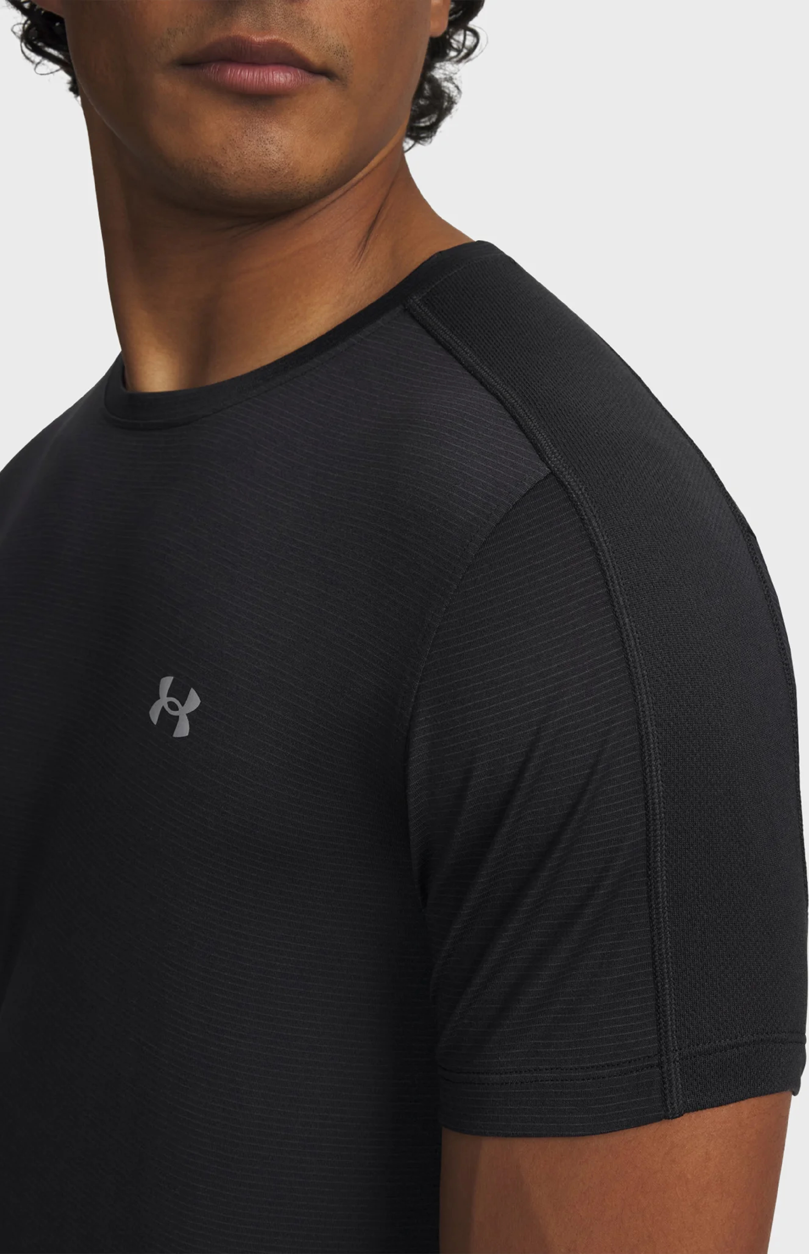 Футболка чоловіча Under Armour Velociti REFLCT SS 6009518-001 M Чорнафото