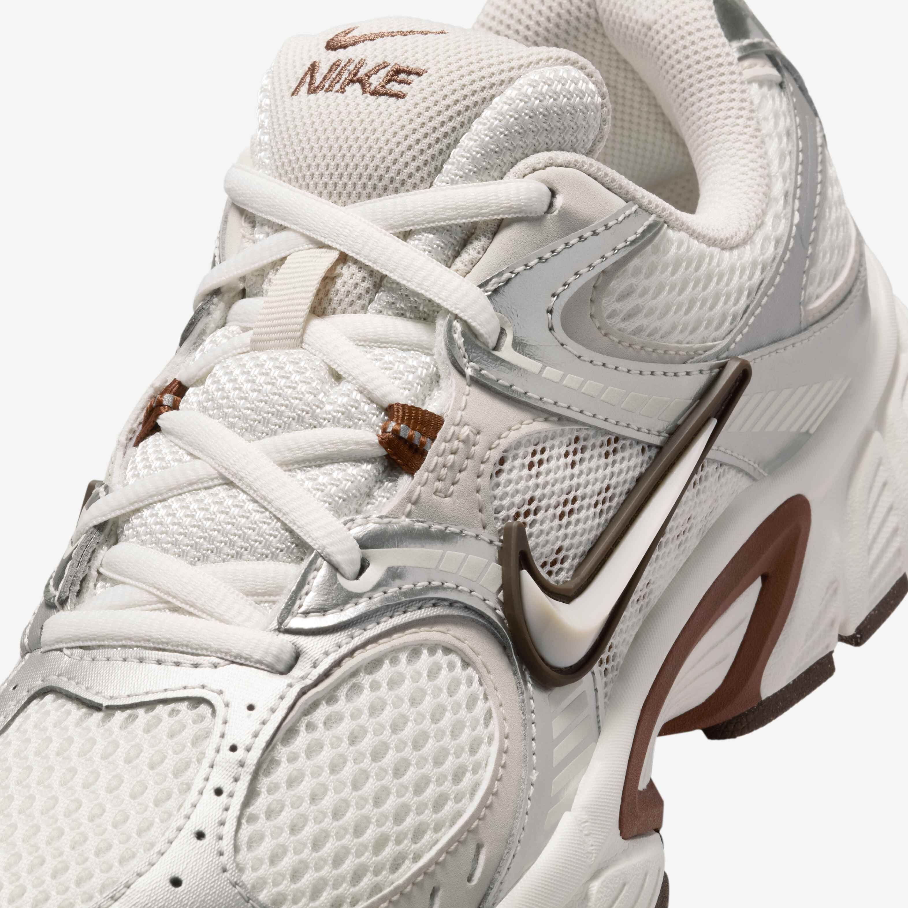 Кроссовки женские Nike W V5 Rnr HQ7901-102 40 (8,5 US) молочные фото7