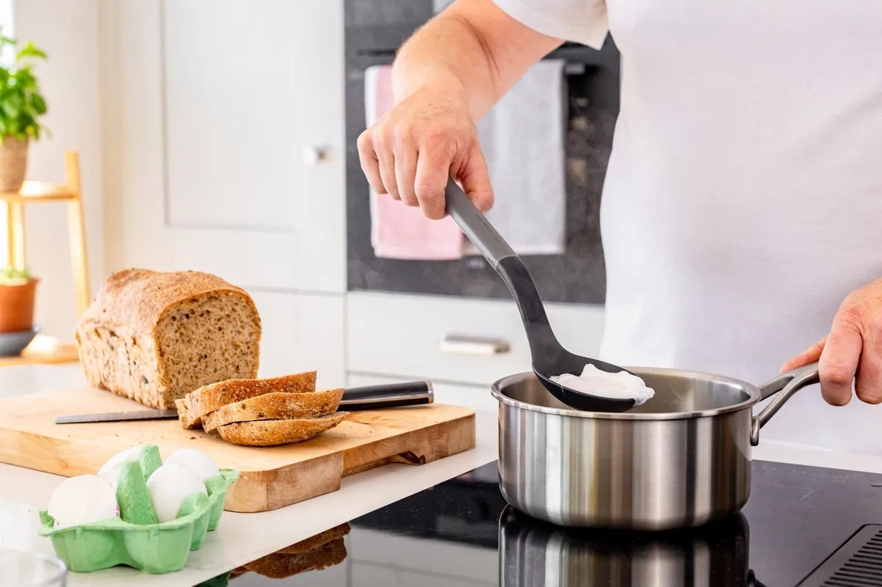 Ложка для сервировки с прорезями KitchenAid Classic, 34 см, серый (KHA004OHCHGG) фото