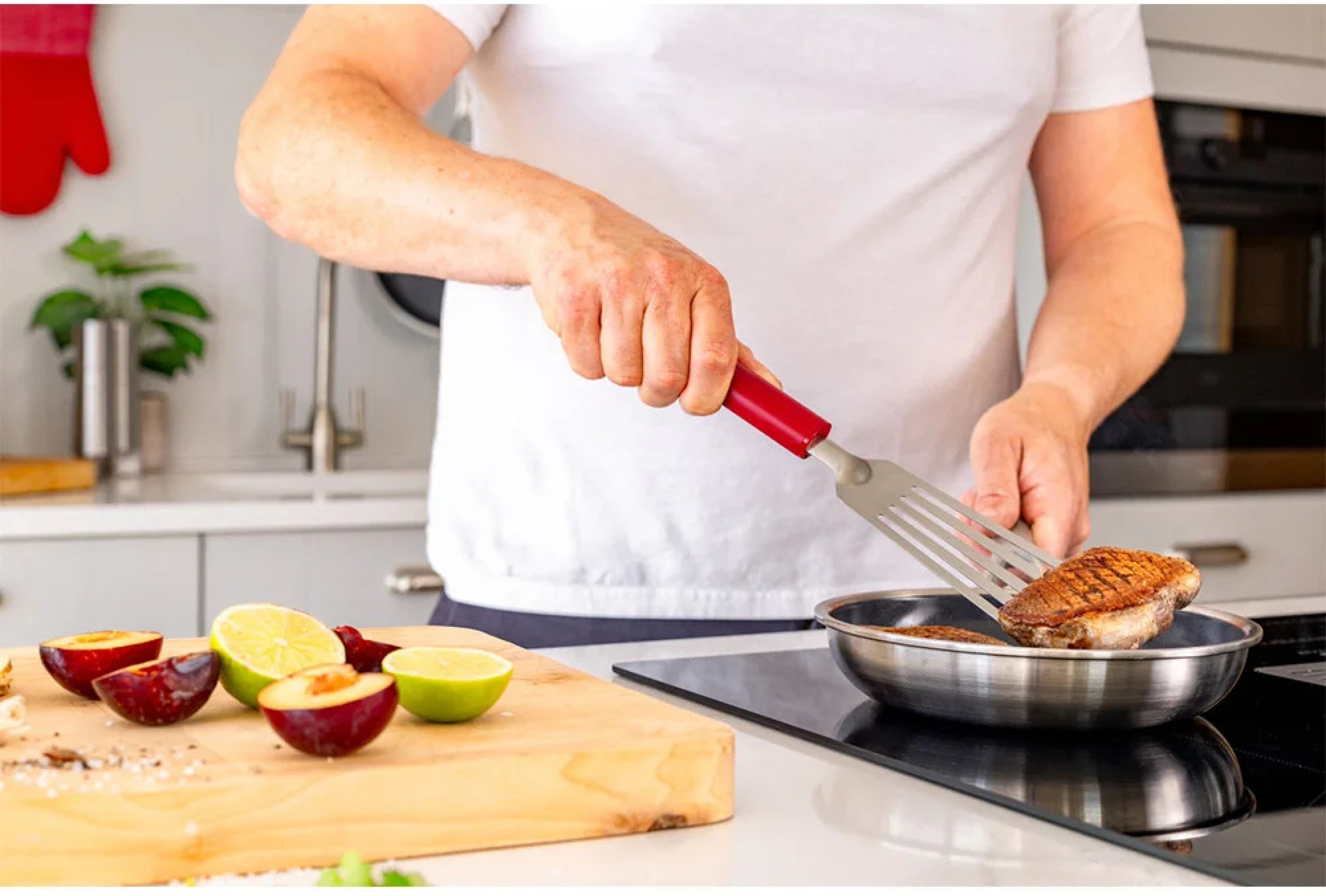 Лопатка з прорізами KitchenAid Classic, 31,5 см, червоний (KHA024OHEREG) фото4