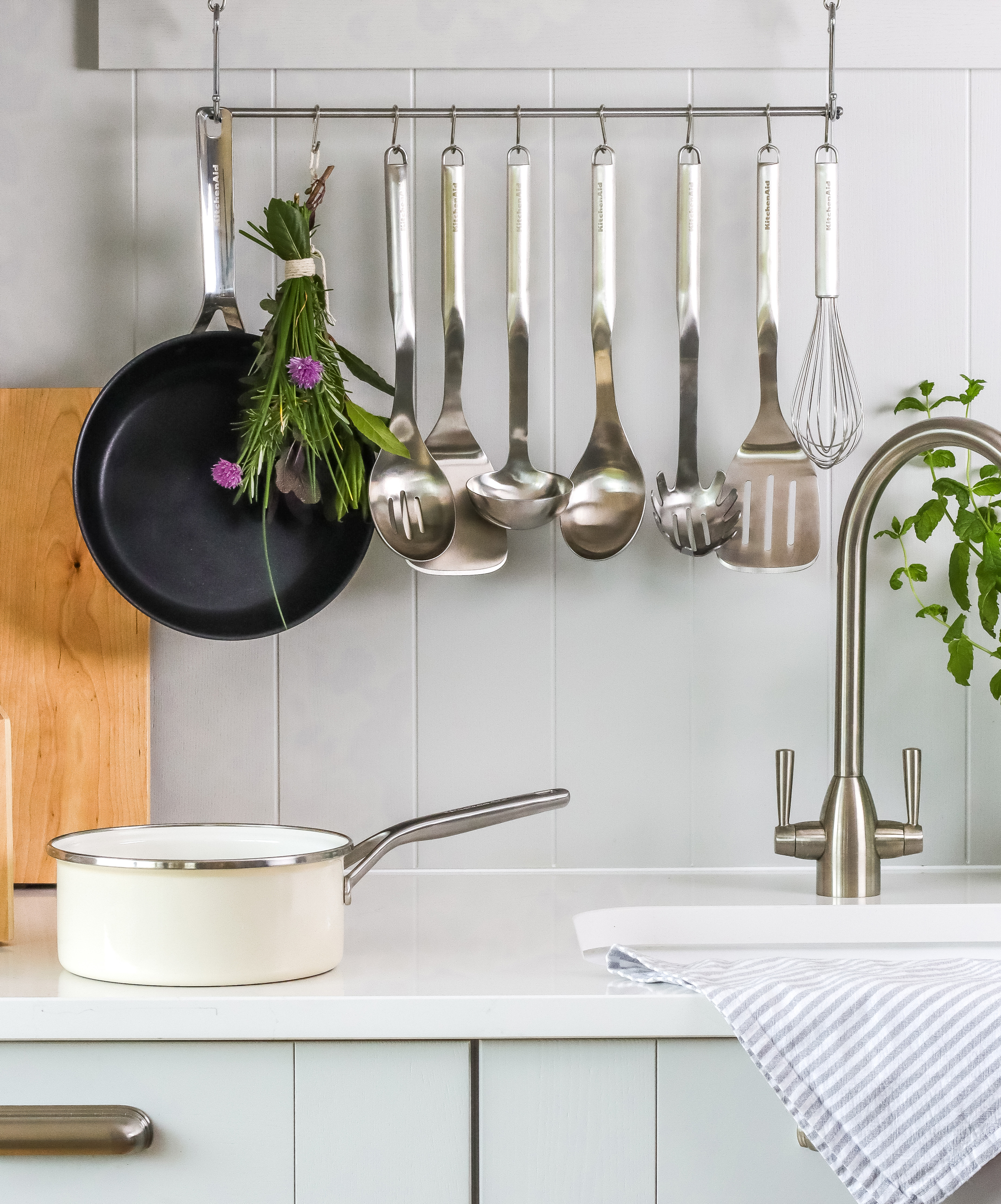 Лопатка кухонна з прорізами KitchenAid Premium, 34,6 см (KMG002OHSS) фото7