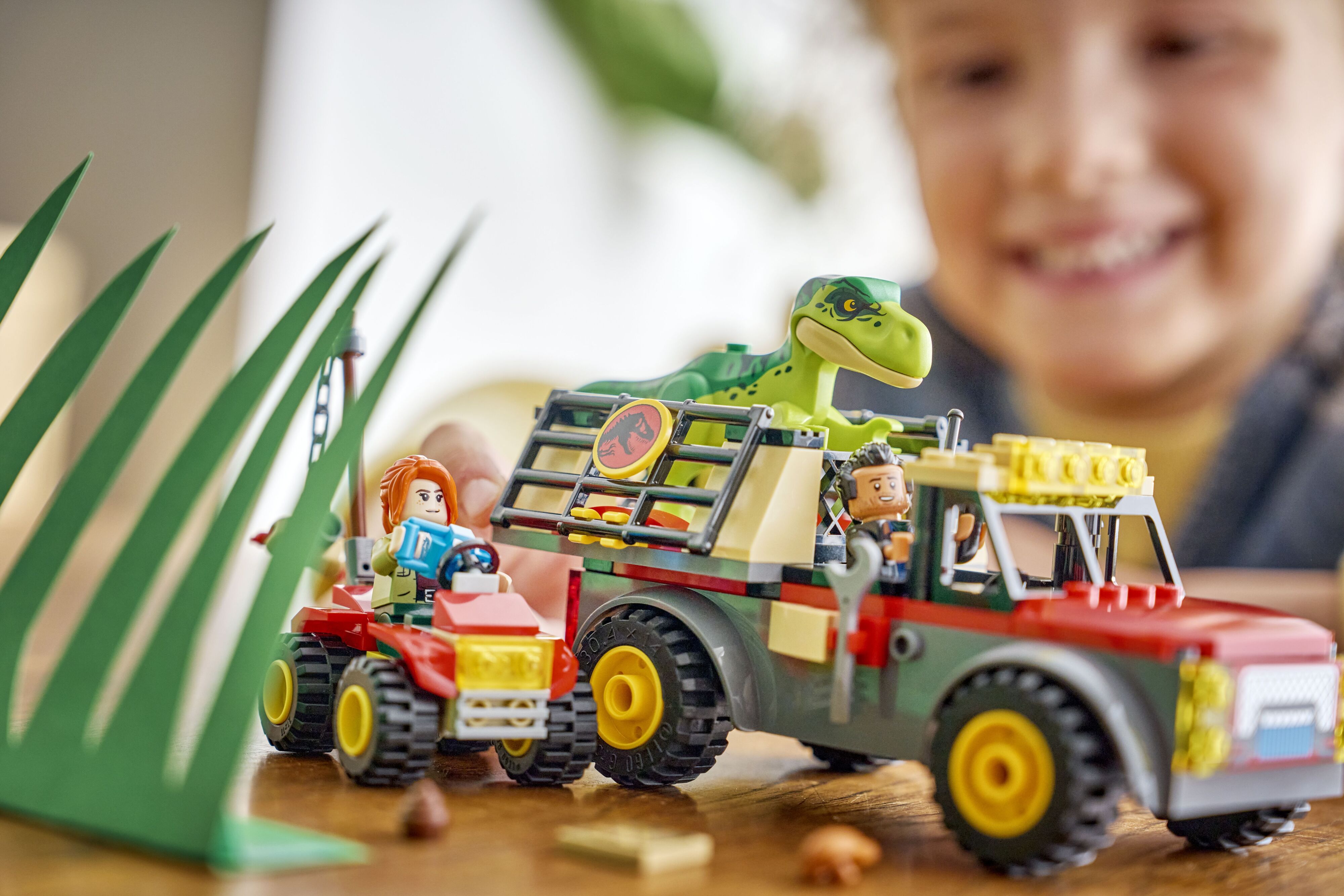 LEGO 77978 Jurassic World Вантажівка для перевезення молодого тиранозавра фото