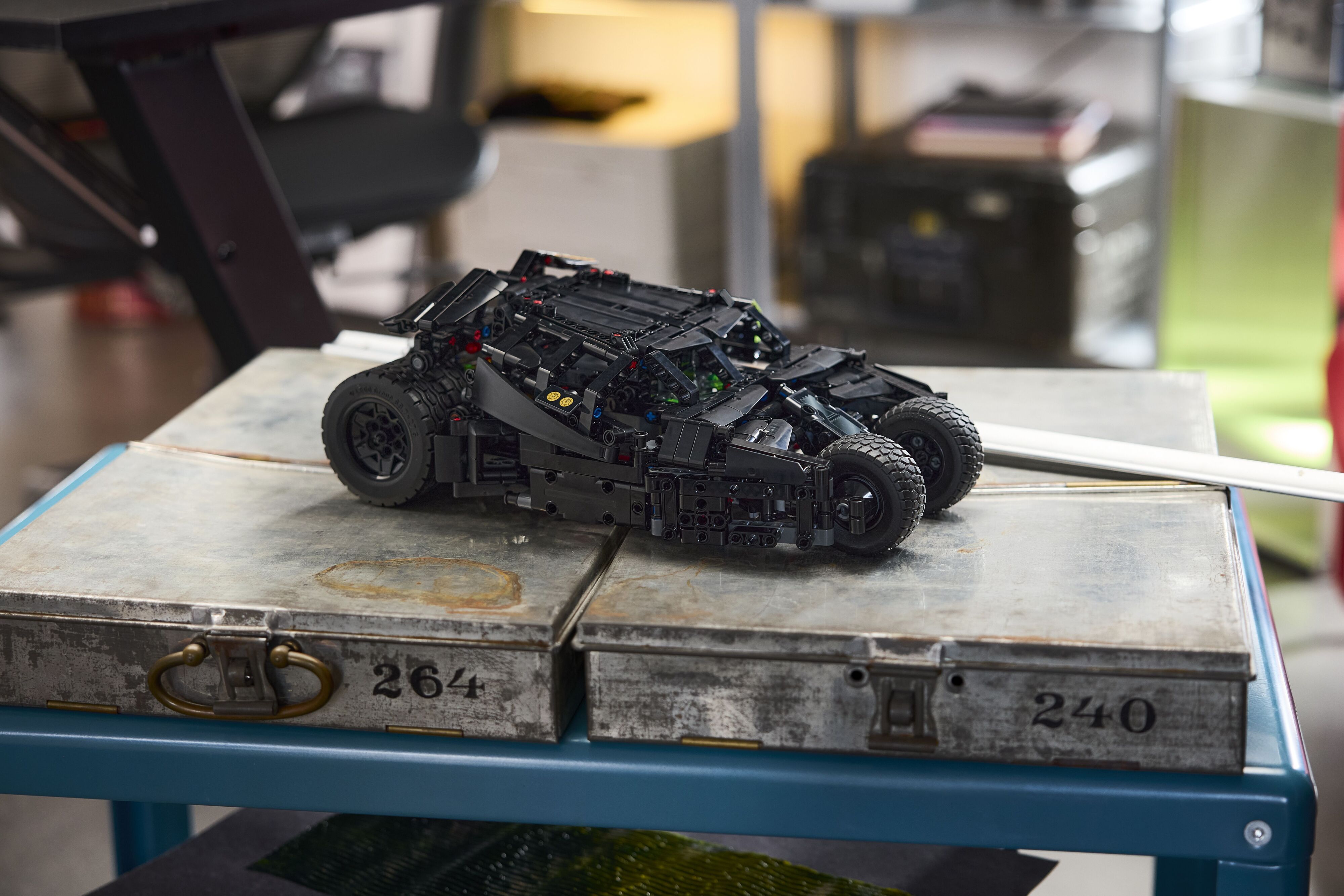 LEGO 42239 Technic Batmobile Tumbler фото12