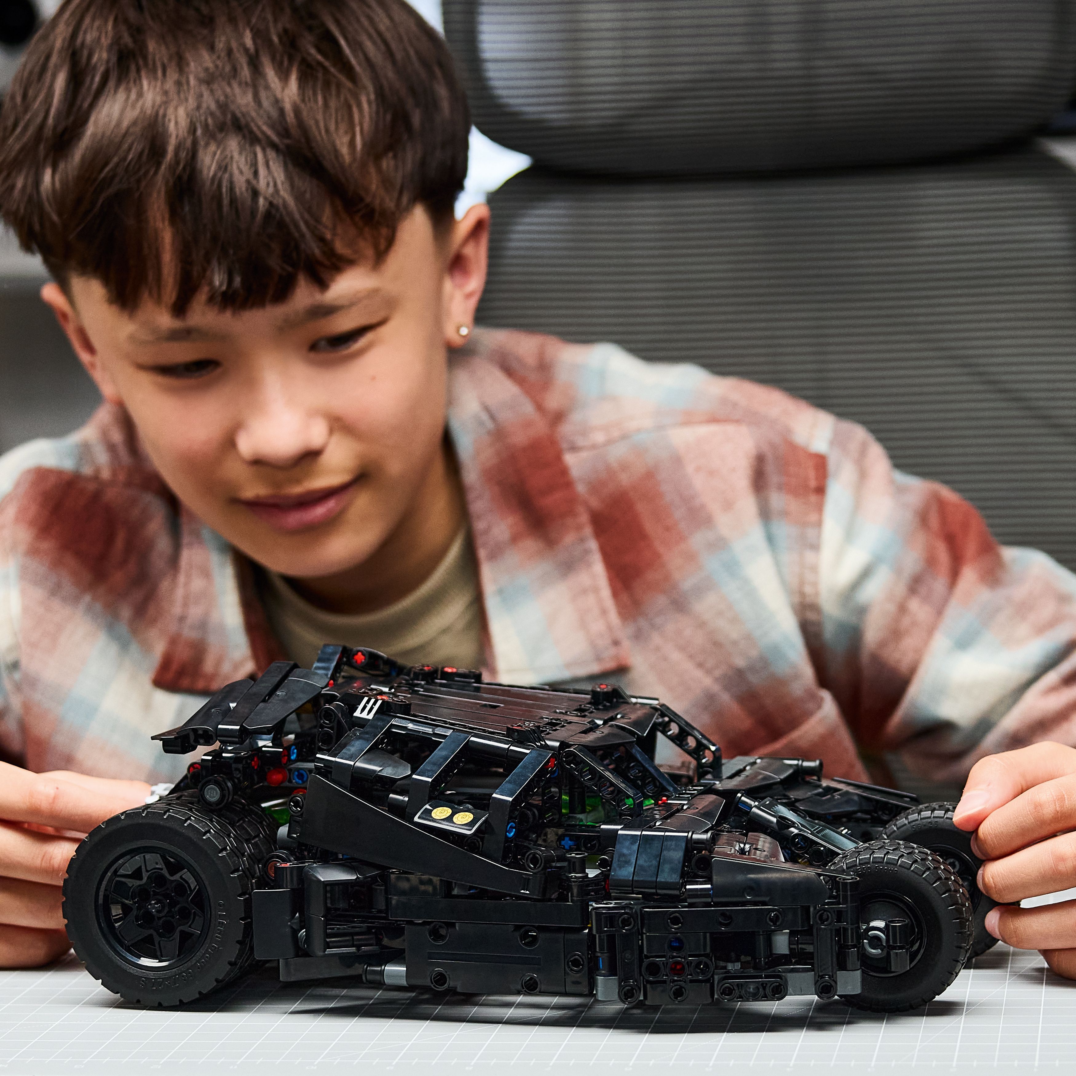 LEGO 42239 Technic Batmobile Tumbler фото11