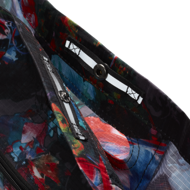 Сумка на плечо Nike Stash Tote - Aop DV3089-010 черная/красная/синяя фото2