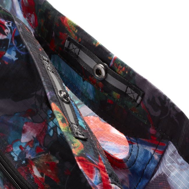 Сумка на плечо Nike Stash Tote - Aop DV3089-010 черная/красная/синяя фото4