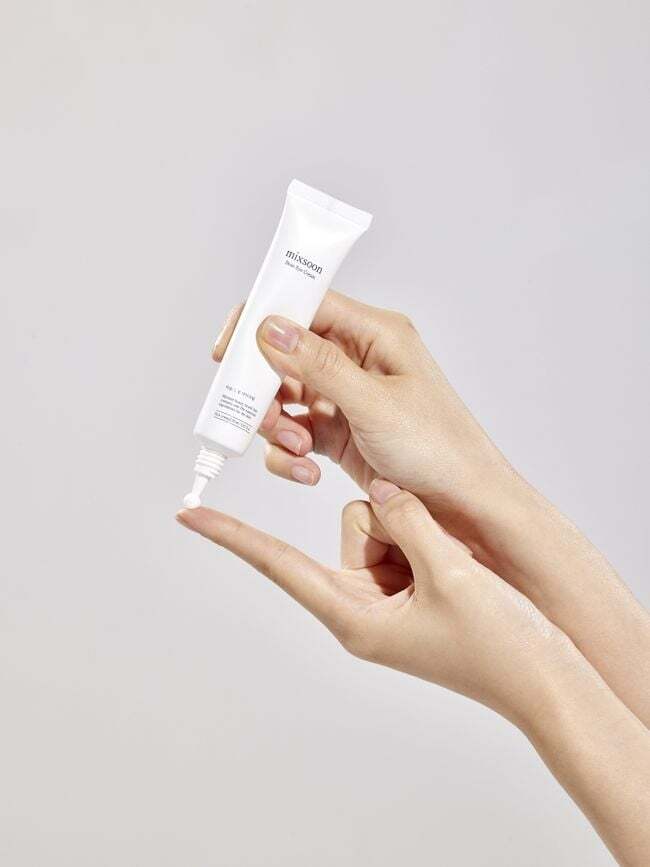 Уплотняющий крем для век с соевыми бобами MIXSOON Bean Cream Miniature 15 мл фото4