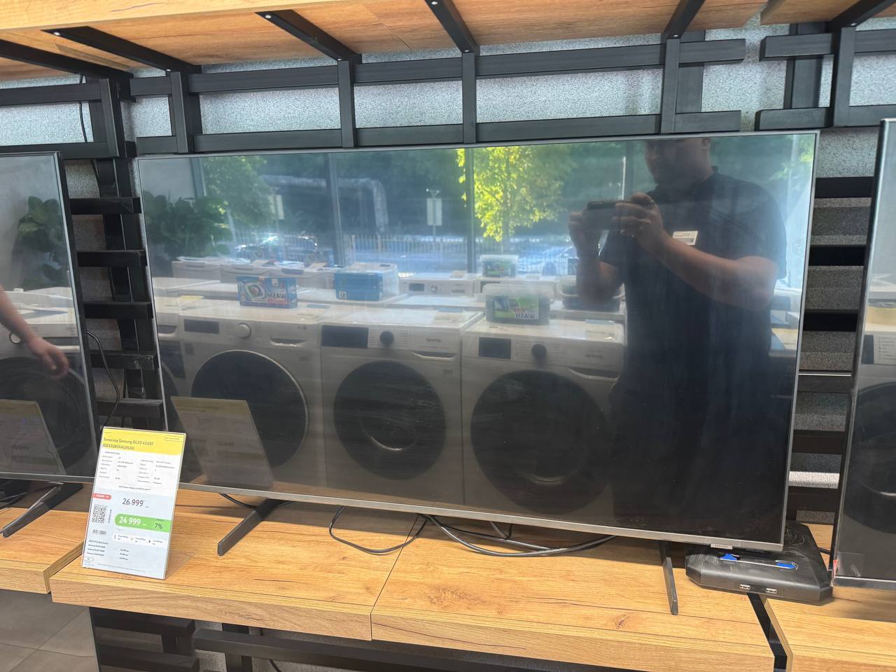 Телевізор Samsung QLED 43Q7F (QE43Q7FAAUXUA) фото