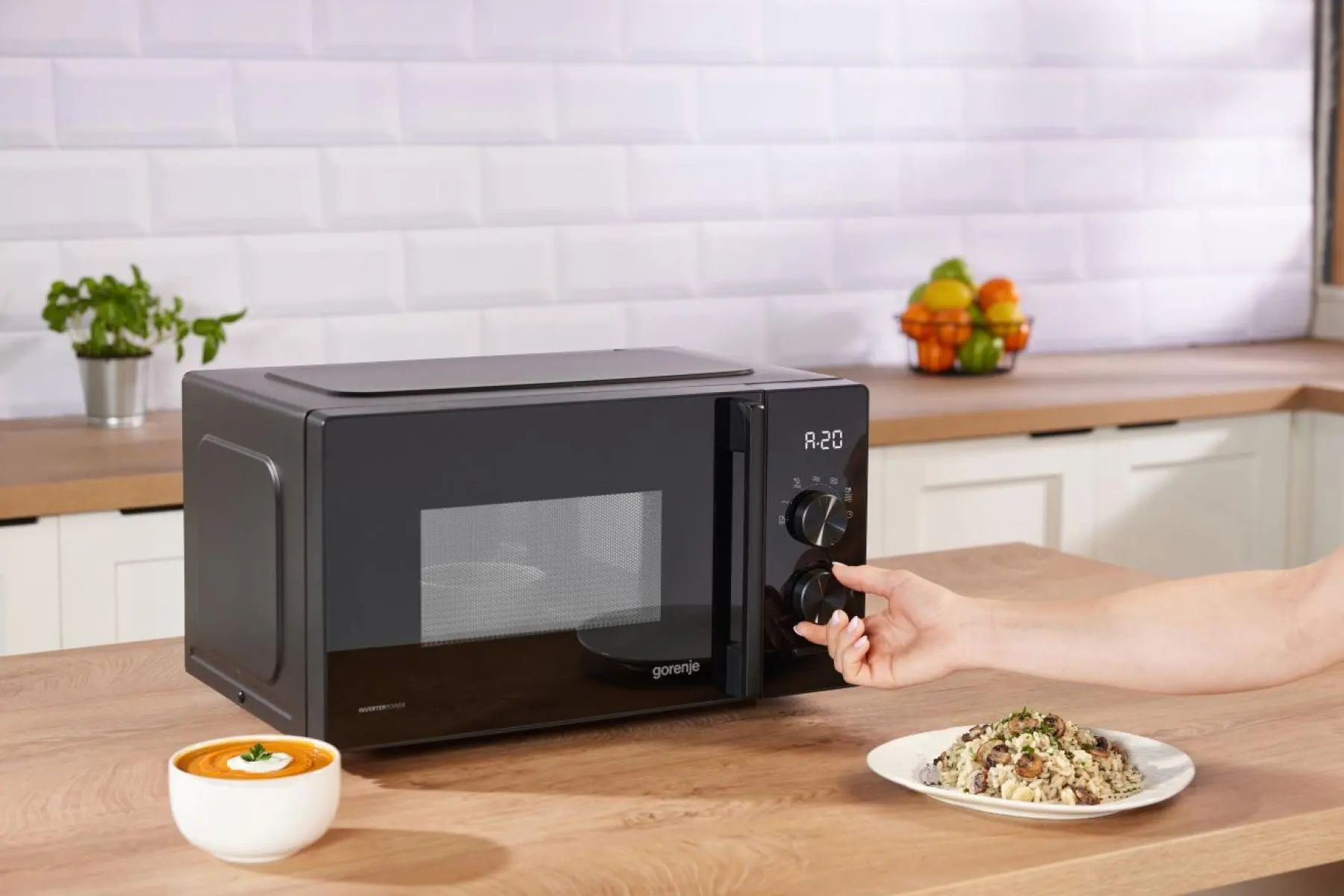 Мікрохвильова піч Gorenje MO20AE1B5 фото