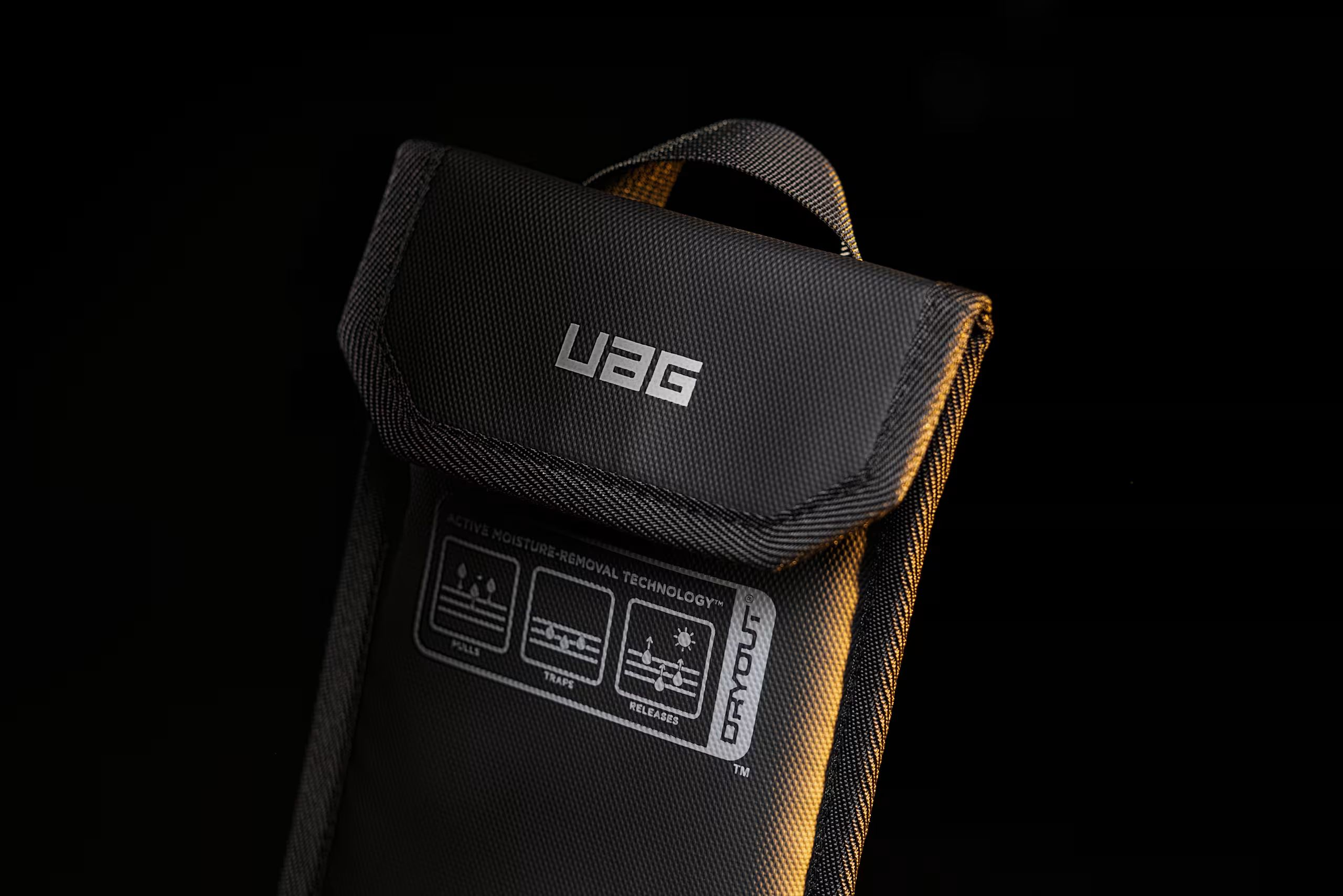 Чехол-осушитель UAG для смартфона с технологией DRYOUT® Active Moisture-Removal Black (98418211V4040) фото6