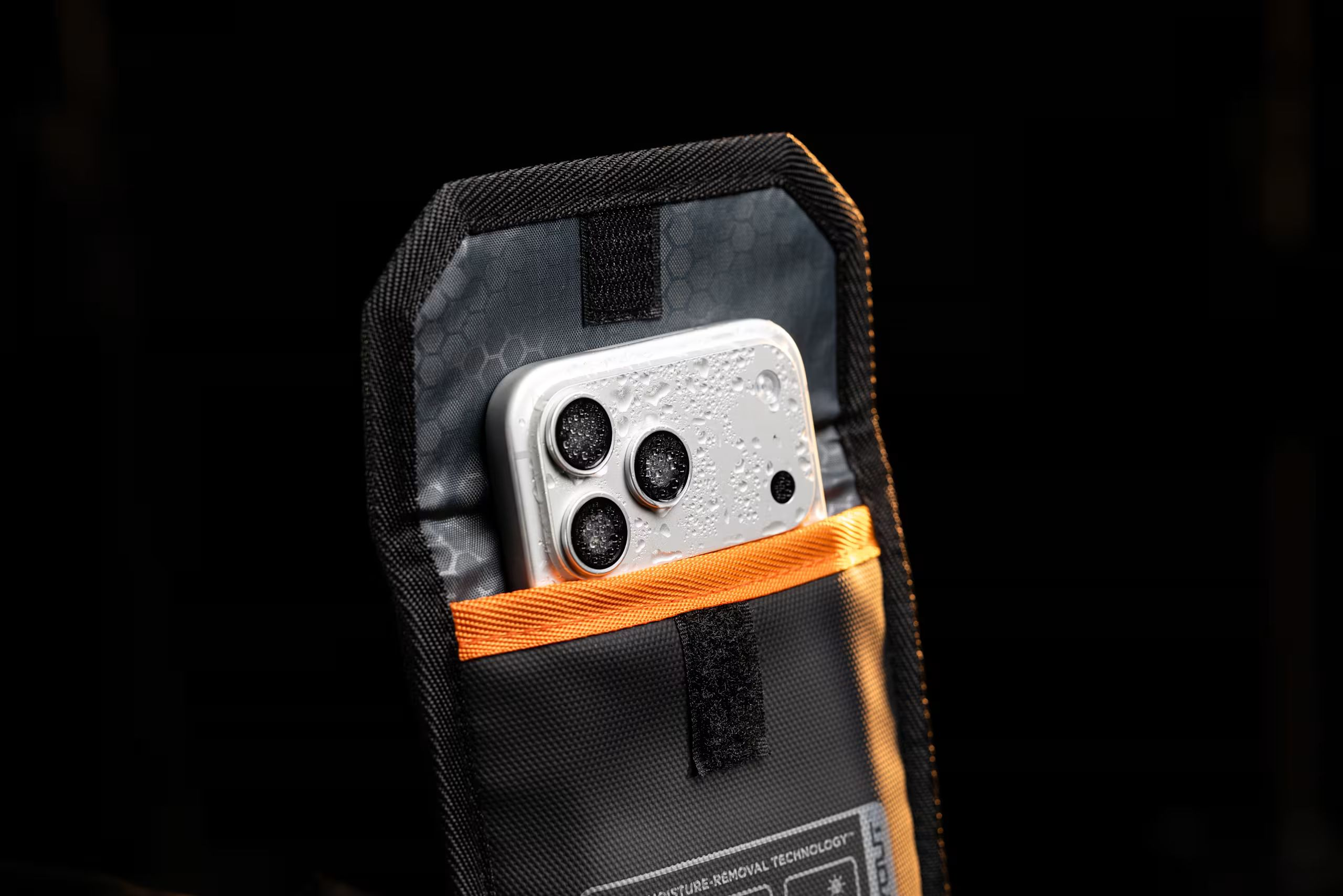 Чехол-осушитель UAG для смартфона с технологией DRYOUT® Active Moisture-Removal Black (98418211V4040) фото7