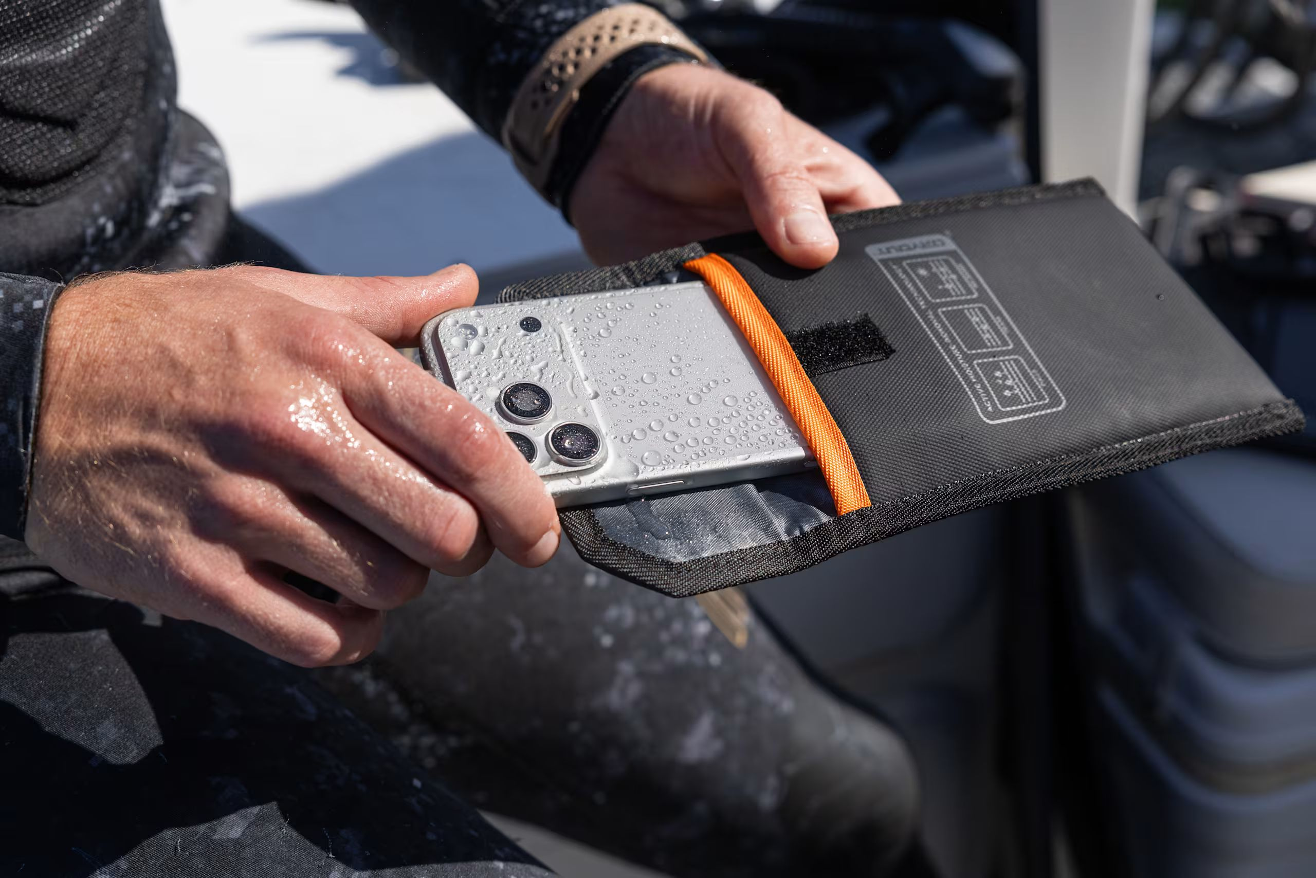 Чехол-осушитель UAG для смартфона с технологией DRYOUT® Active Moisture-Removal Black (98418211V4040) фото9