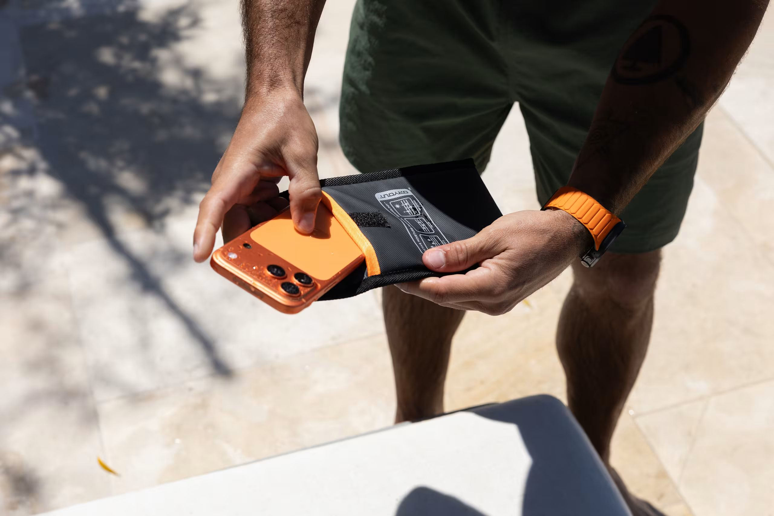 Чехол-осушитель UAG для смартфона с технологией DRYOUT® Active Moisture-Removal Black (98418211V4040) фото10