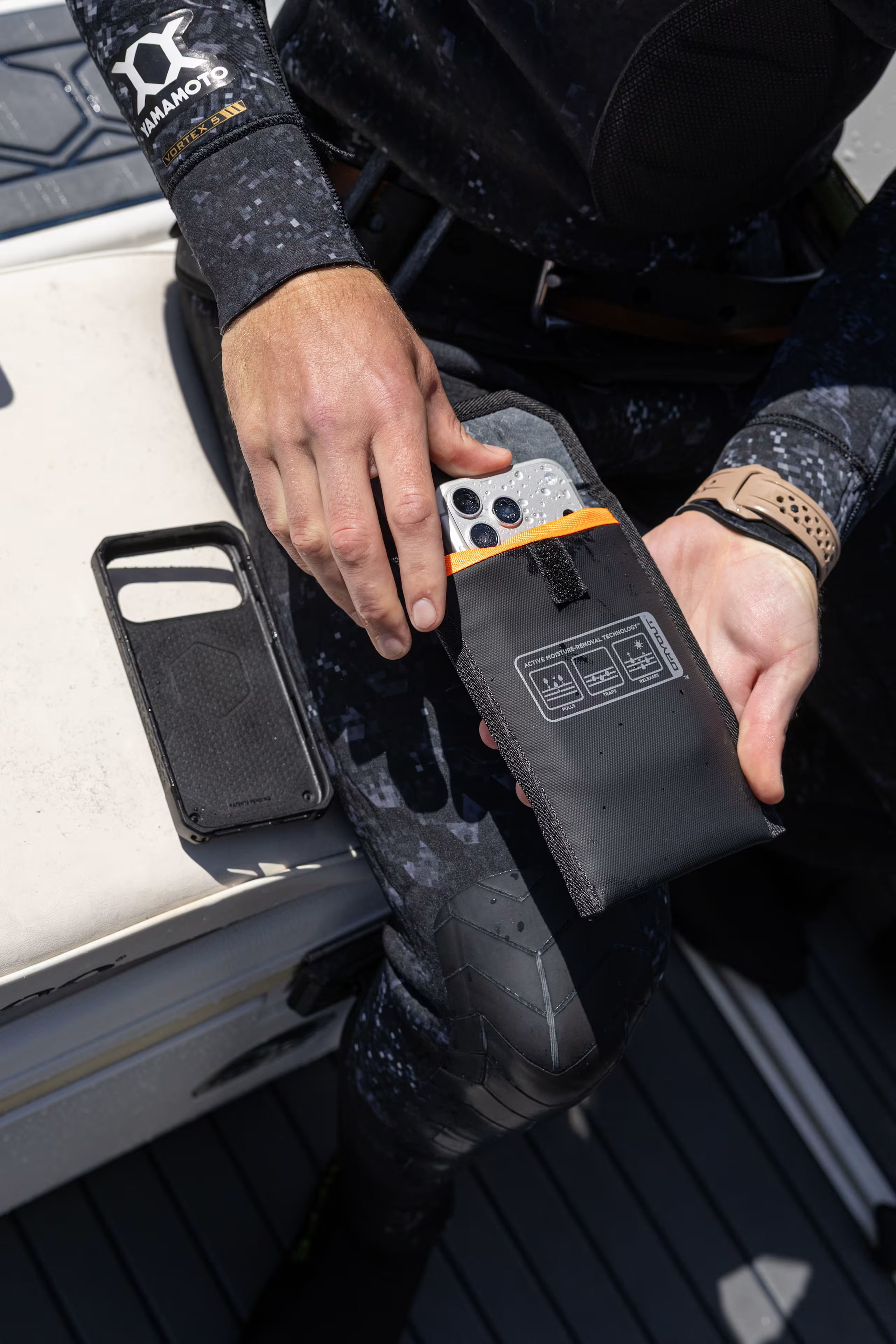 Чехол-осушитель UAG для смартфона с технологией DRYOUT® Active Moisture-Removal Black (98418211V4040) фото12