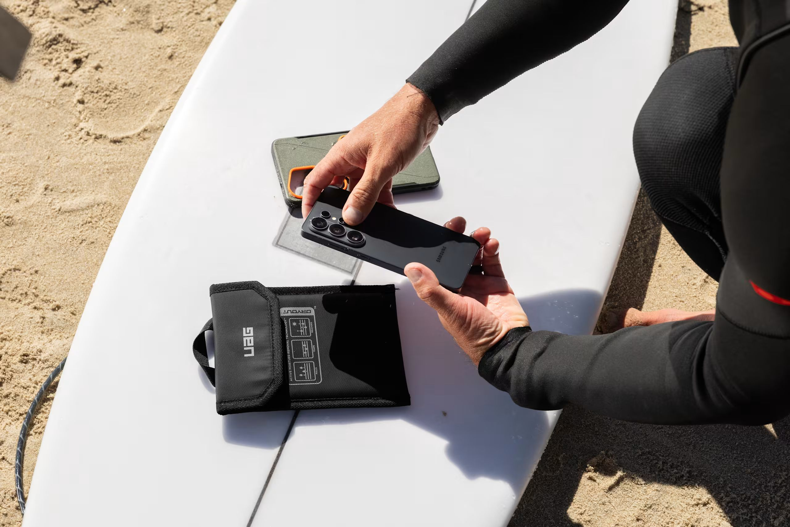 Чехол-осушитель UAG для смартфона с технологией DRYOUT® Active Moisture-Removal Black (98418211V4040) фото13