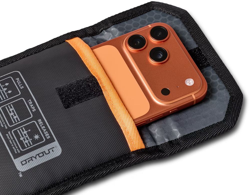 Чехол-осушитель UAG для смартфона с технологией DRYOUT® Active Moisture-Removal Black (98418211V4040) фото9