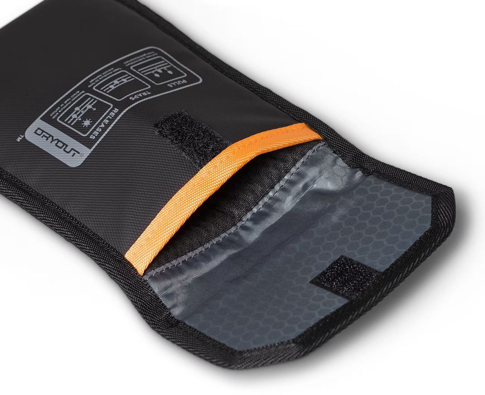 Чехол-осушитель UAG для смартфона с технологией DRYOUT® Active Moisture-Removal Black (98418211V4040) фото10
