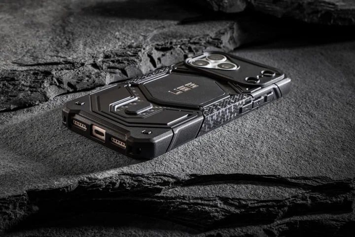 Чехол UAG для iPhone 18 Pro Max Monarch Pro Magsafe Carbon Fiber (114568114242) фото5