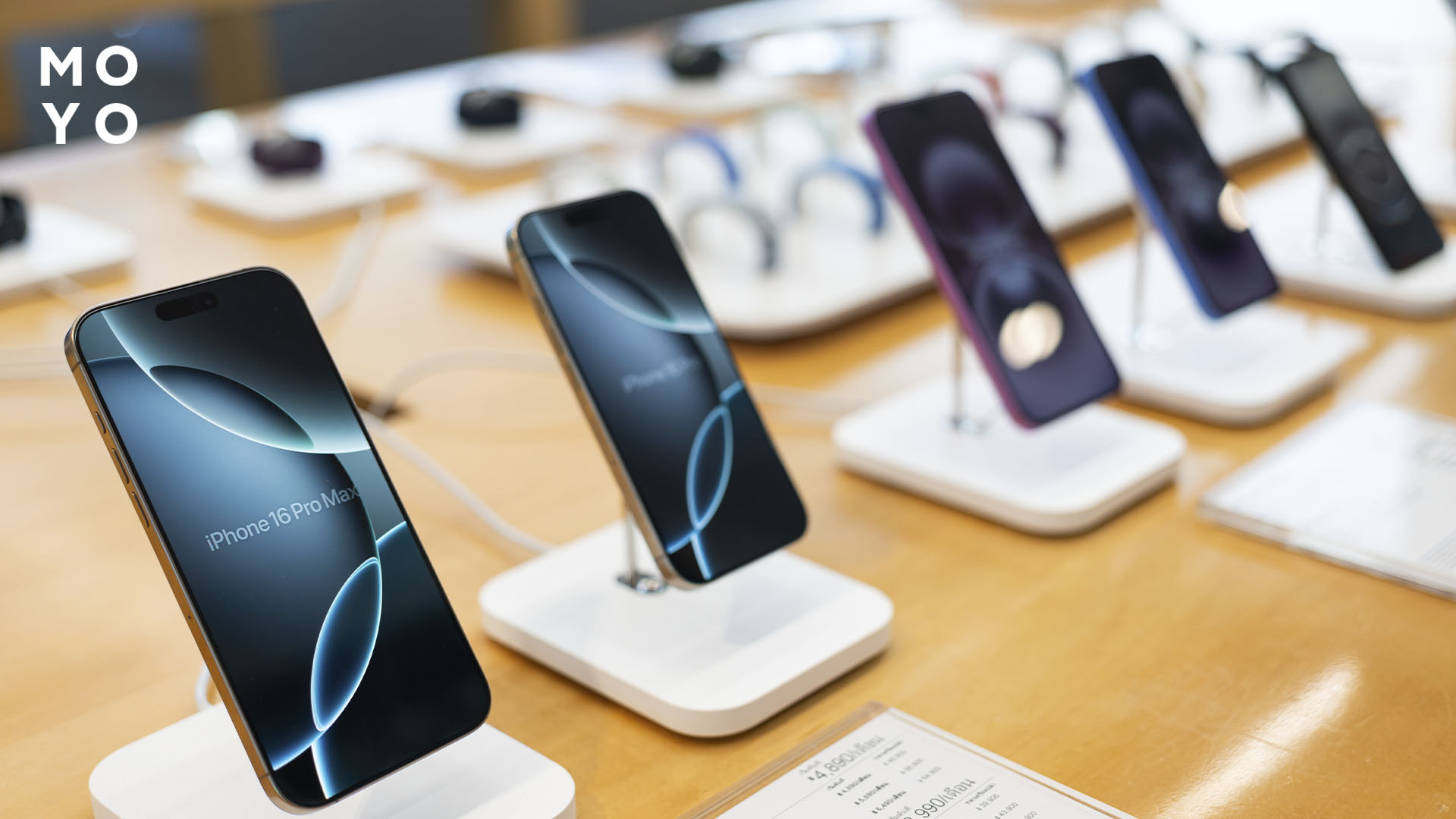 Смартфони iPhone на вітрині
