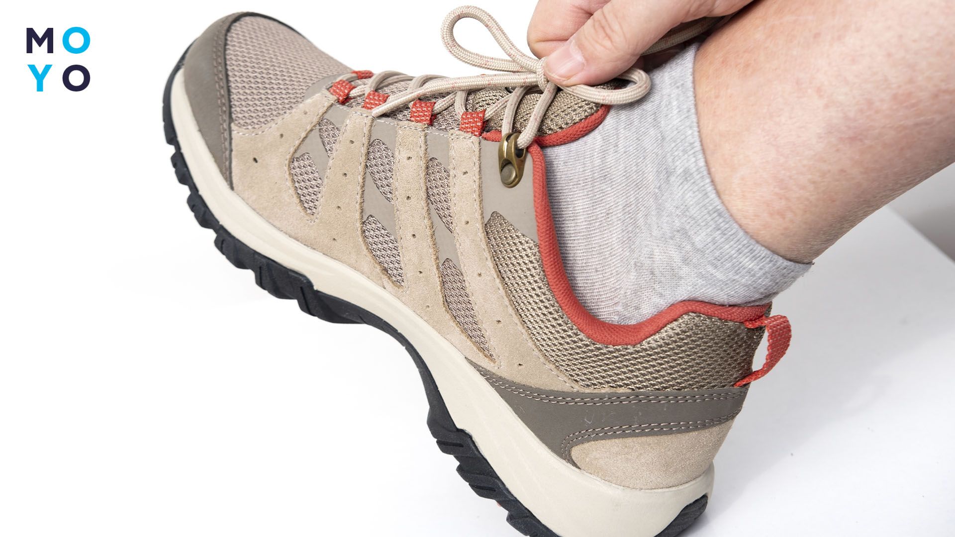 Треккинговые бежевые кроссовки со шнуровкой 
