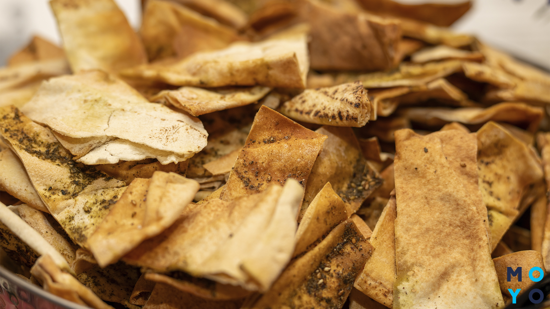 чипси з лаваша в мисці