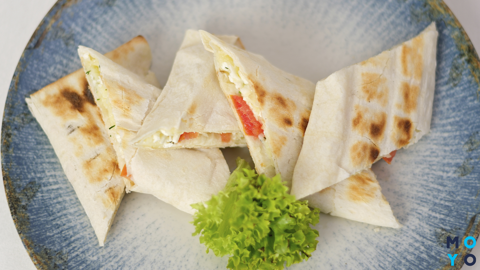 мини-шаурма на тарелке