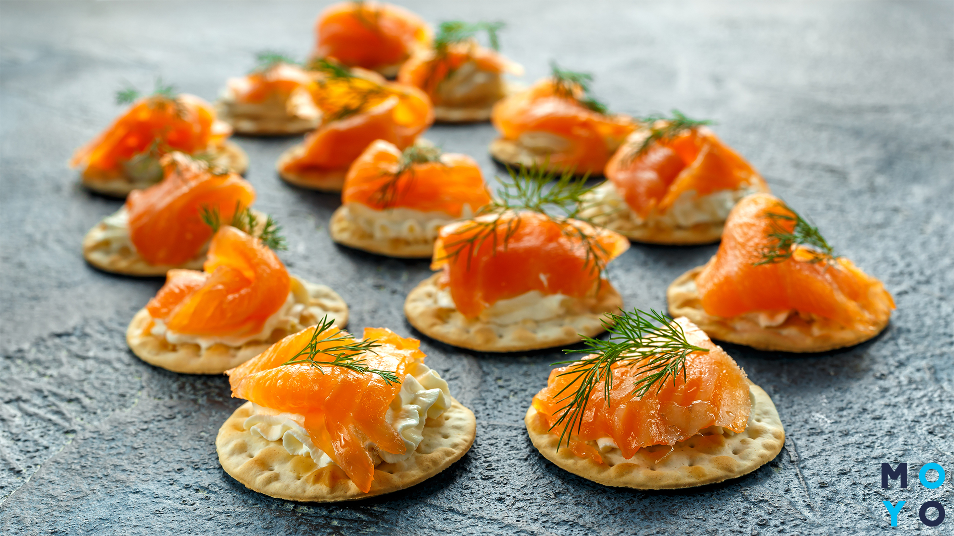 Закуска на крекерах