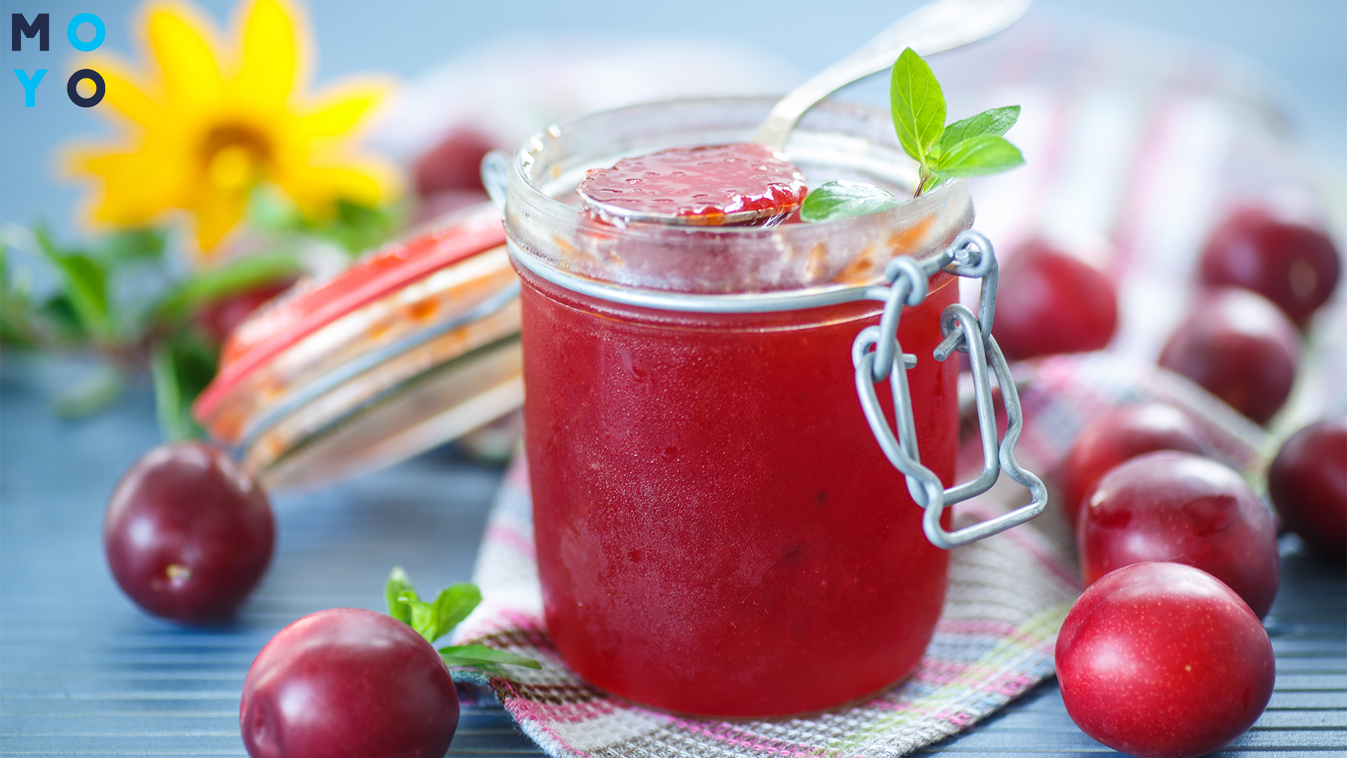 Варення з червоної аличі у банці