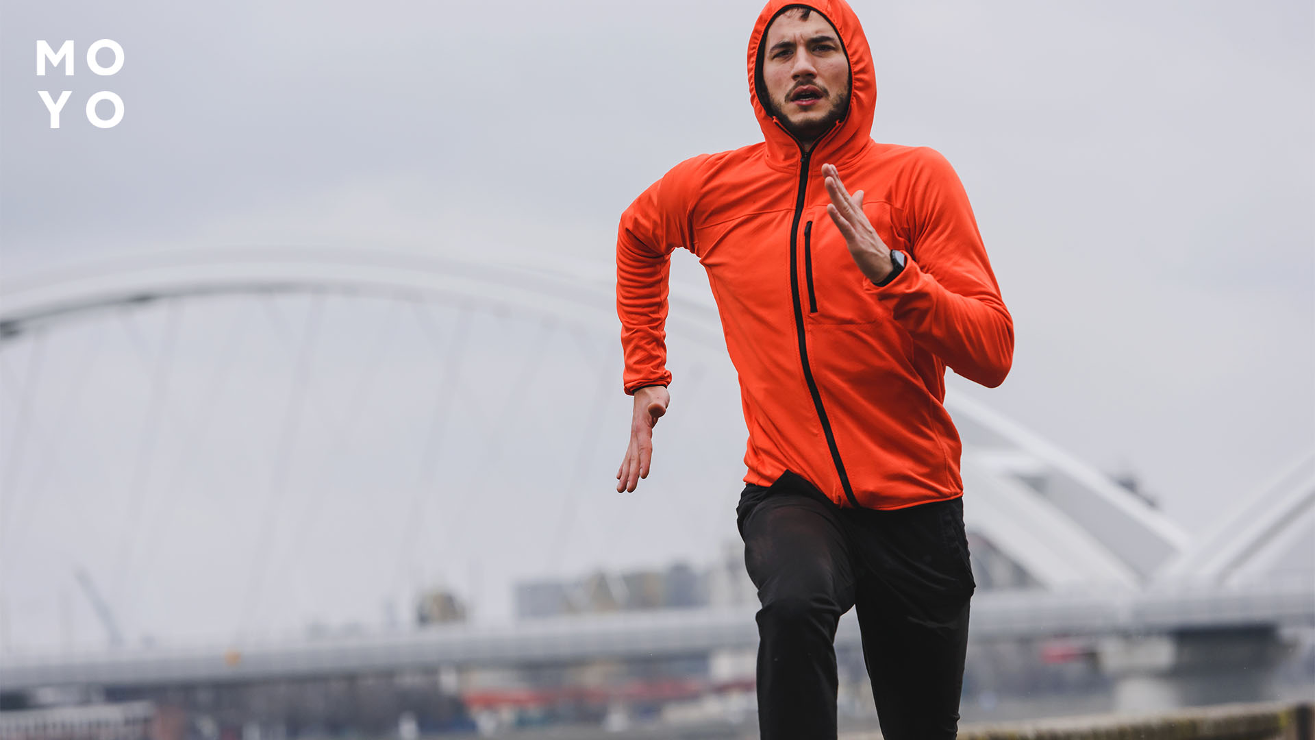 куртка для бега красного цвета