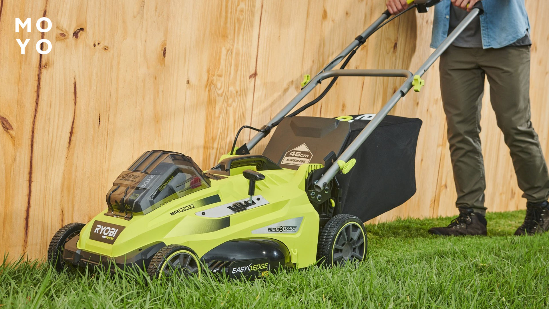 аккумуляторная газонокосилка в использовании 