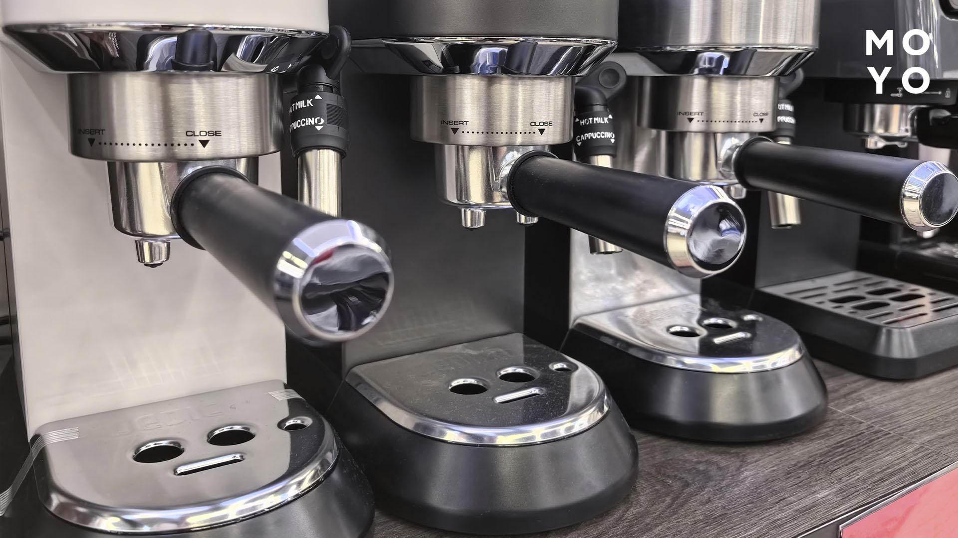 Кофемашины DeLonghi на витрине