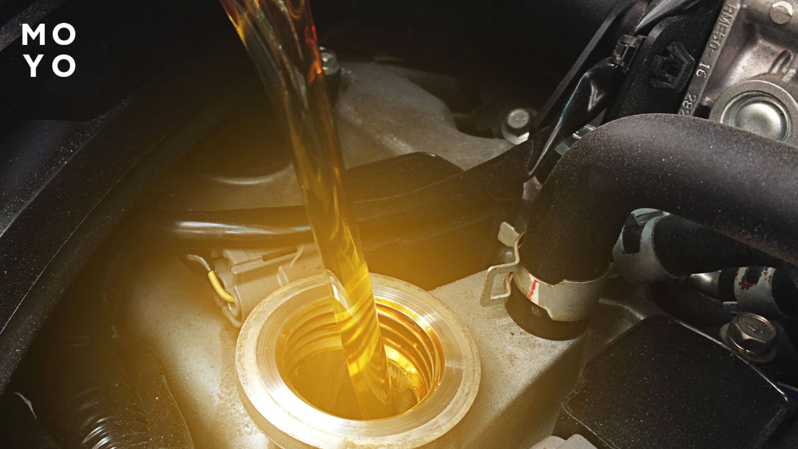 Моторне дизельне масло заливають у двигун