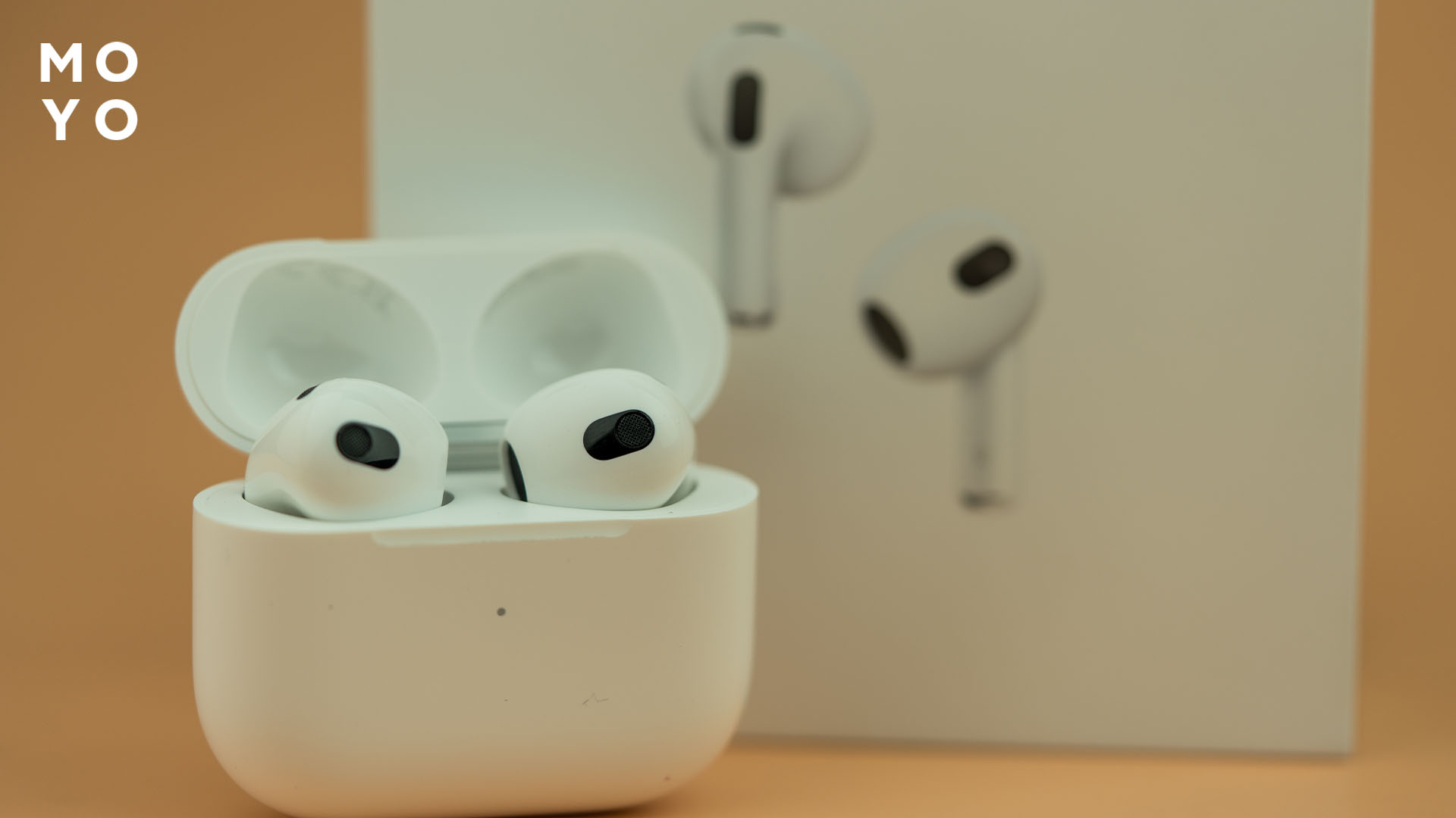 навушники AirPods 4 у футлярі 