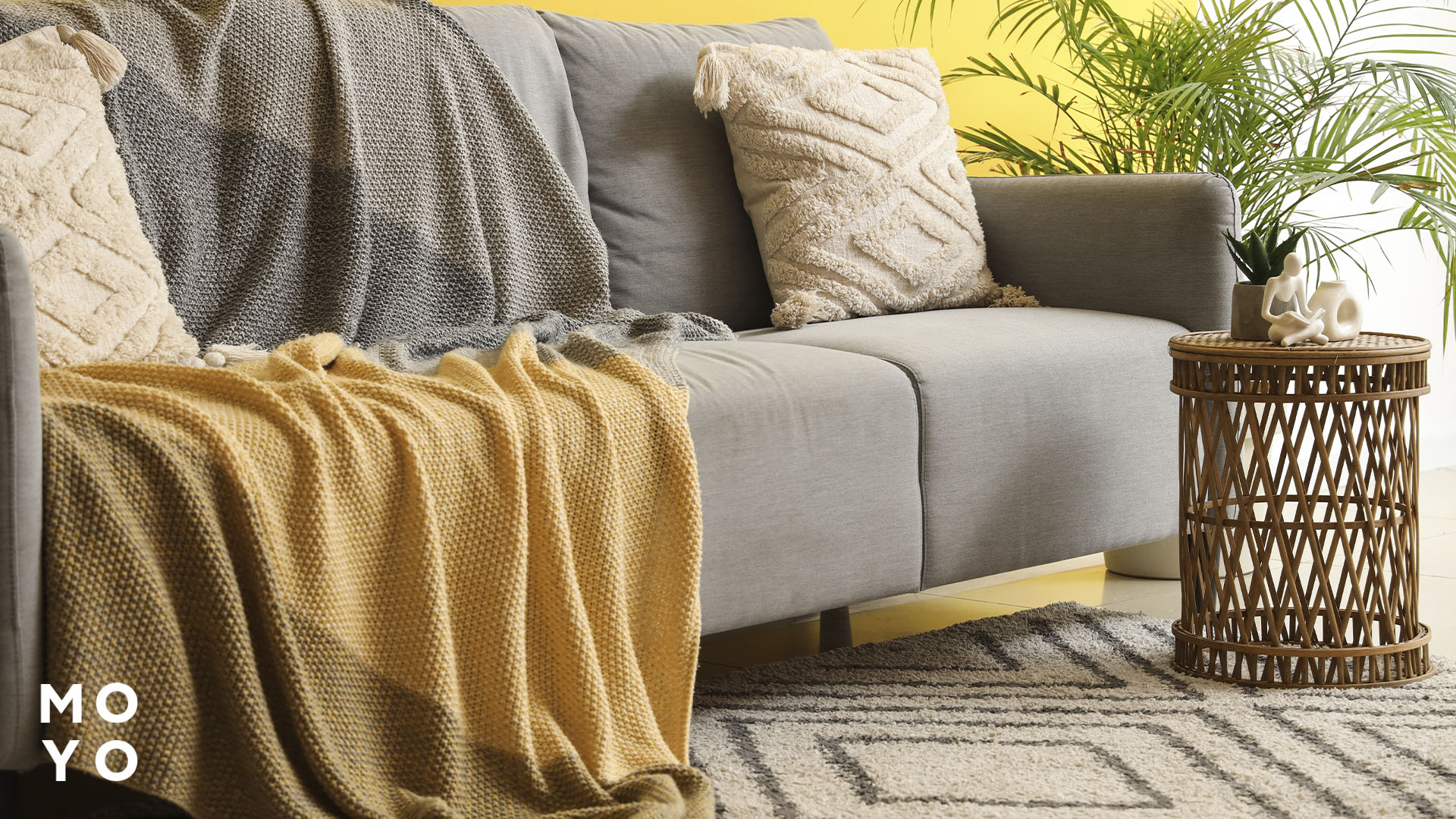 пледы на диване