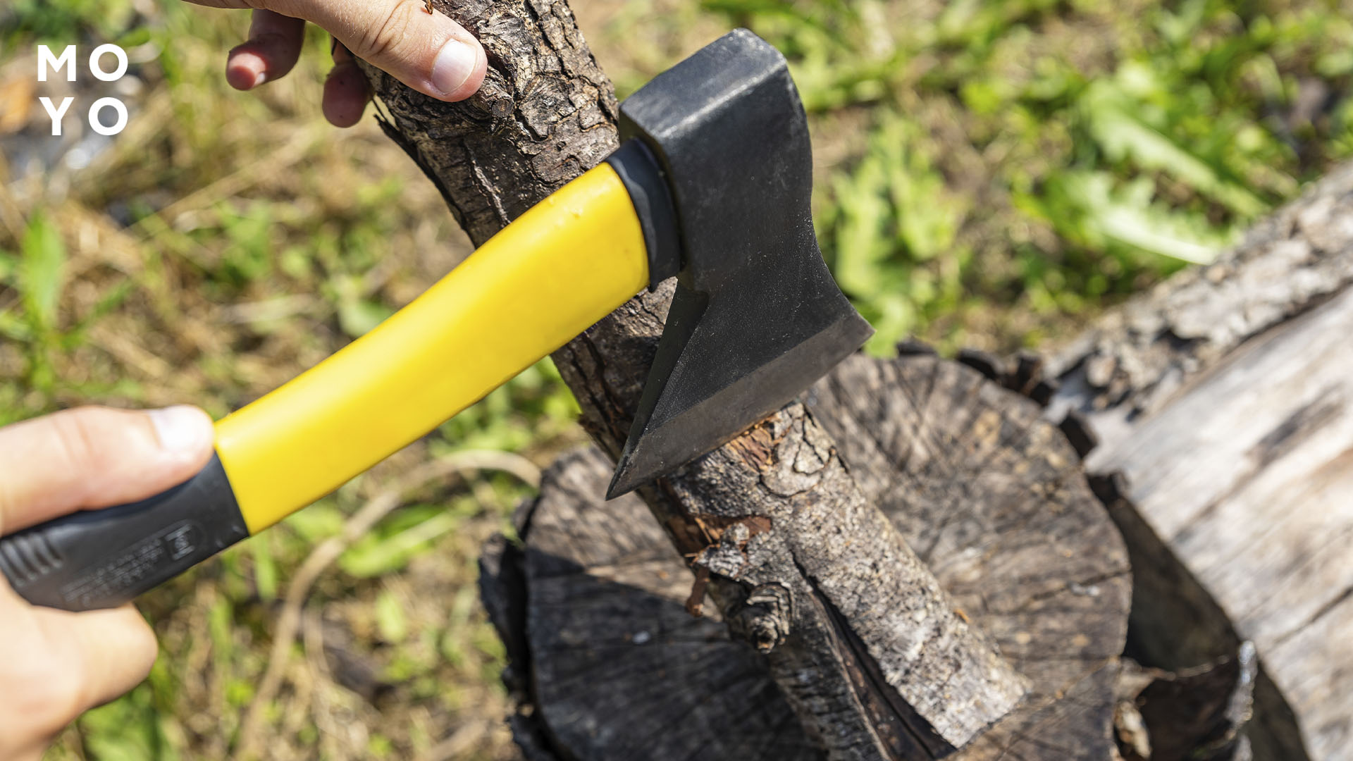 сокира в руці