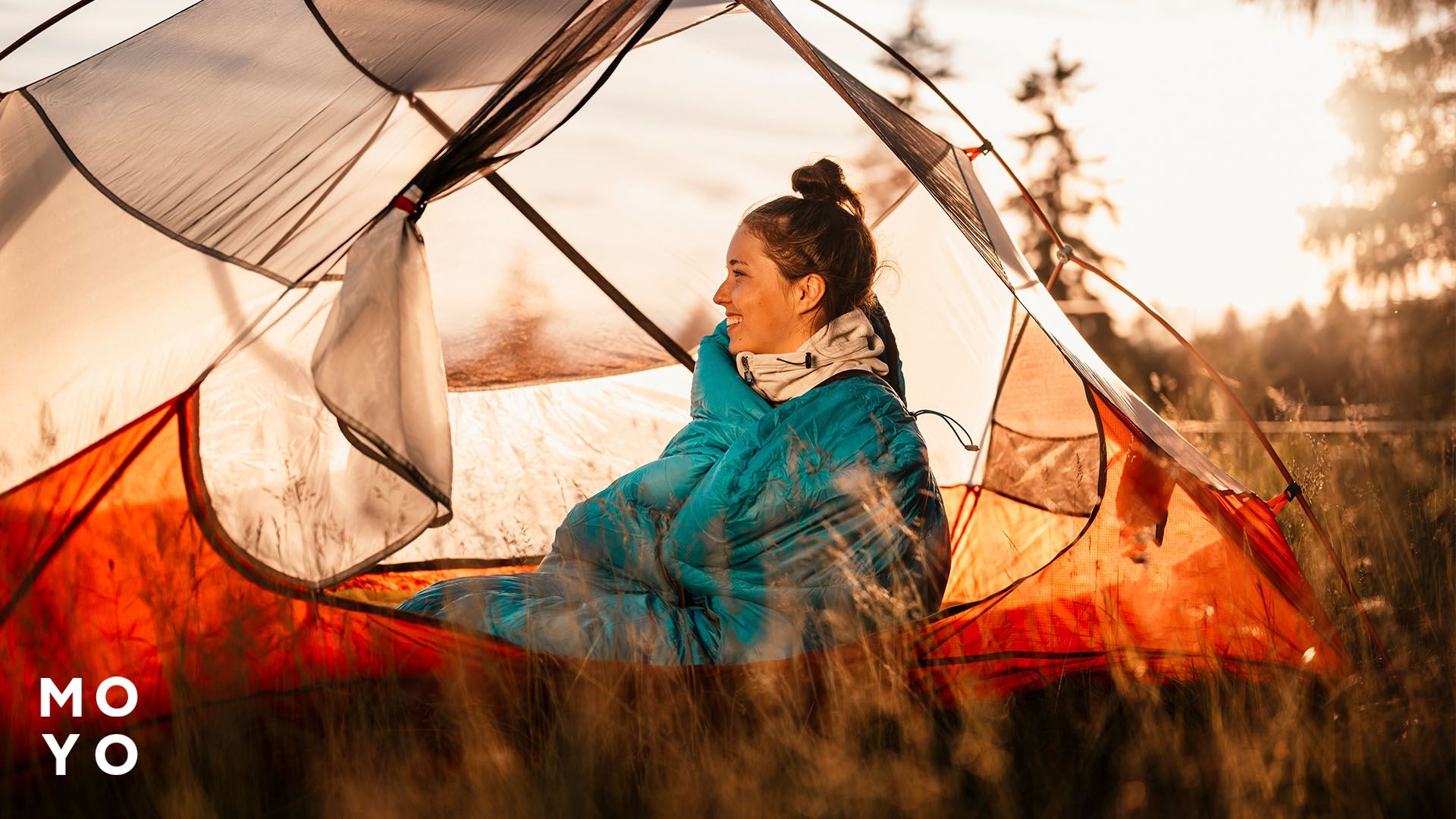 девушка в палатке