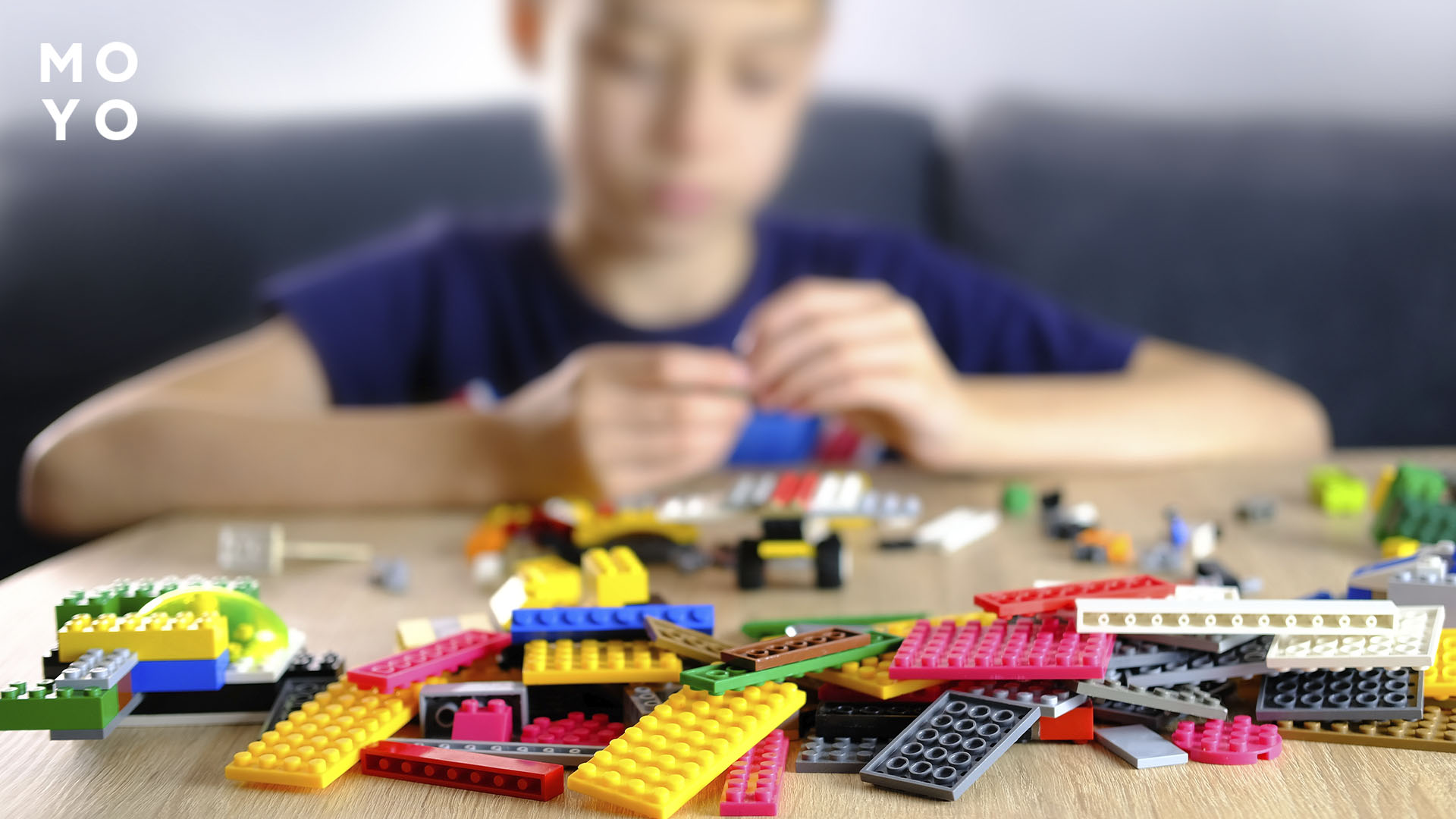 різноколірні ігрові елементи Лего