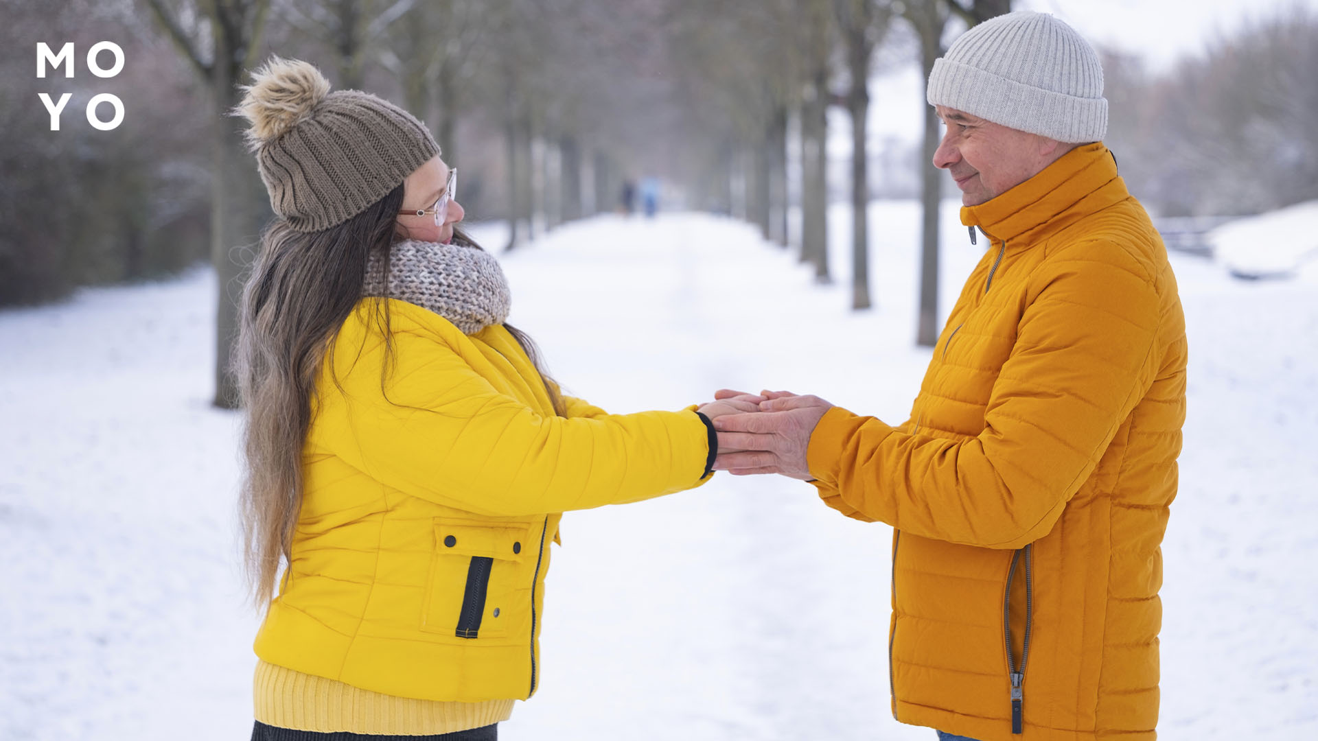 зимові куртки для чоловіків і жінок різних відтінків жовтого кольору