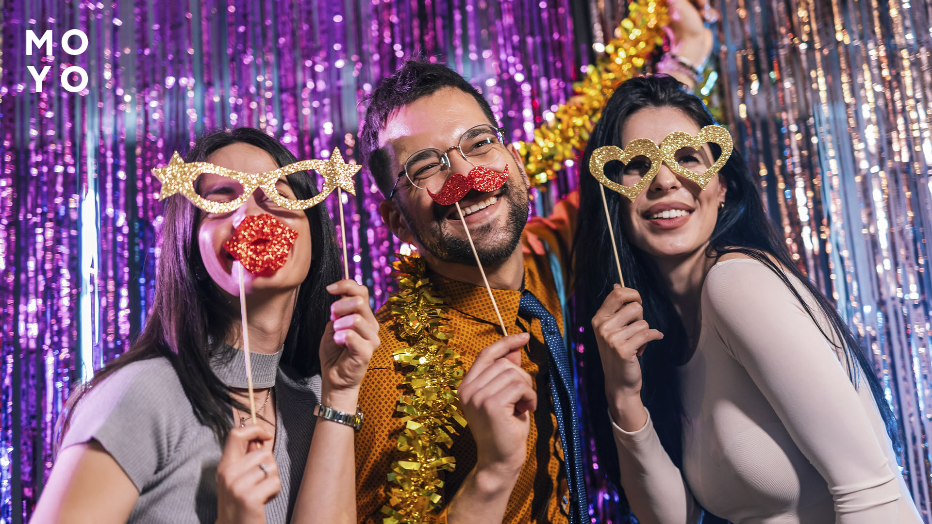 Друзі святкують новорічну ніч