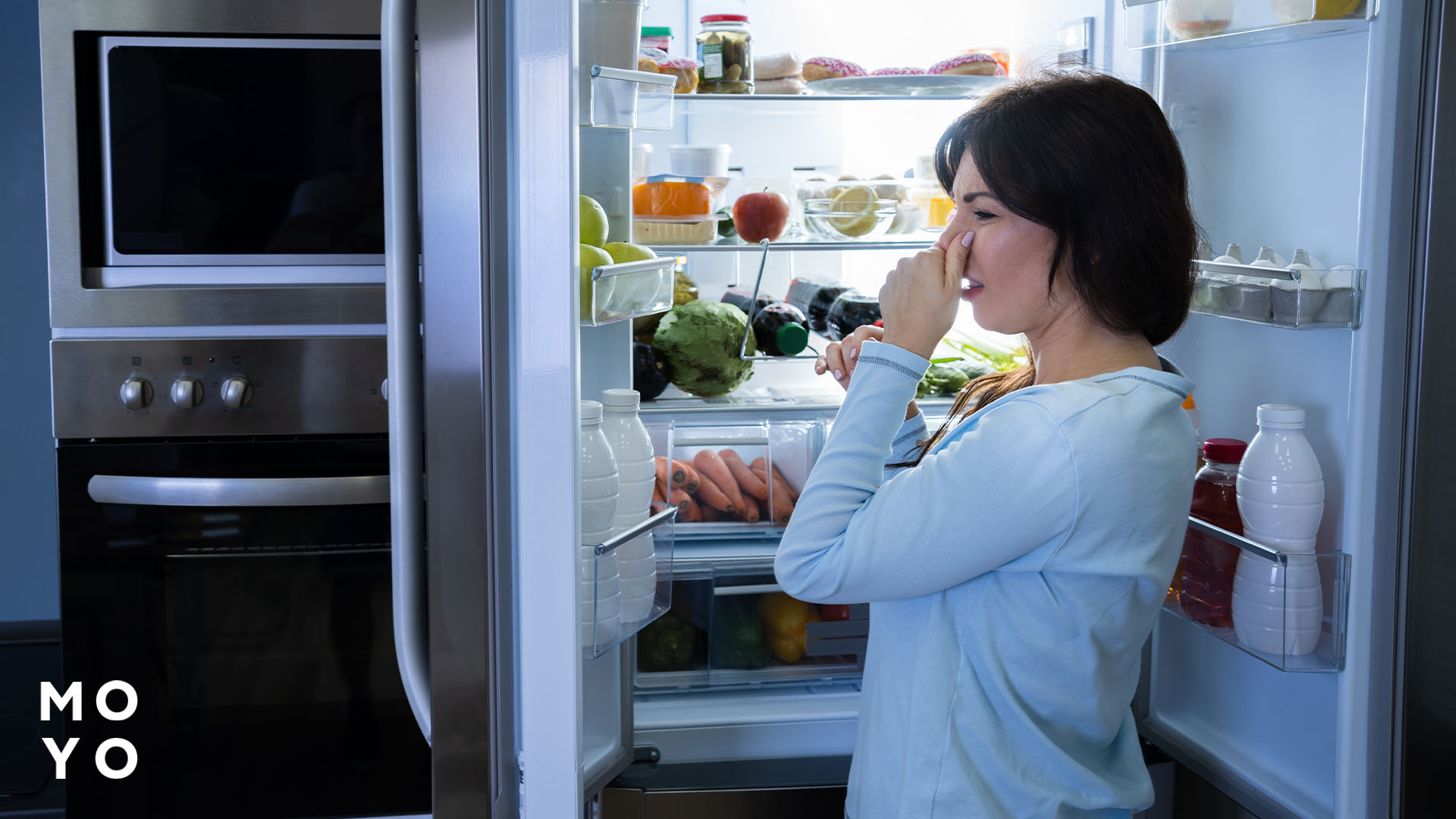 Чому запах із холодильника