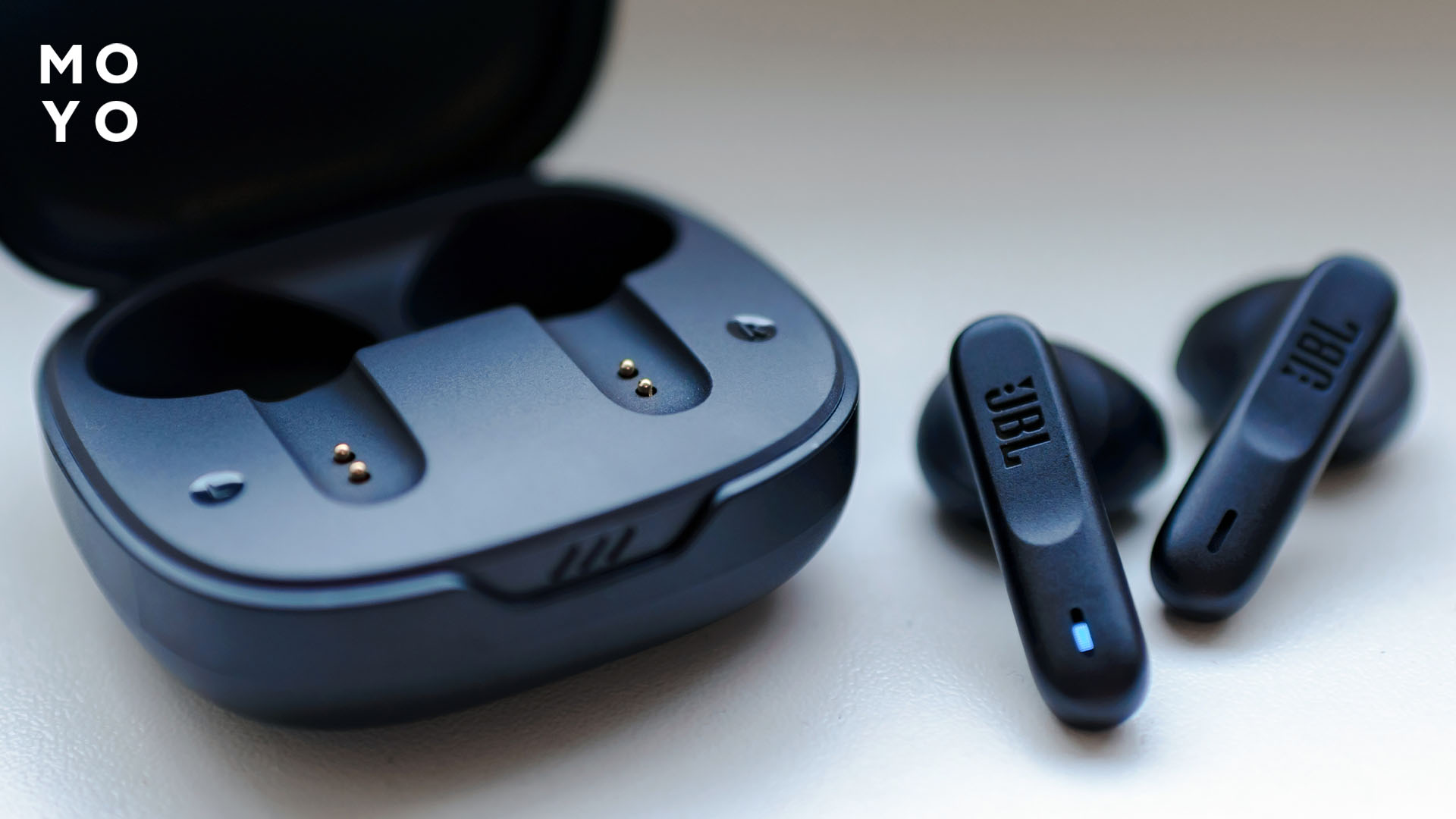 наушники и кейс рядом с ними