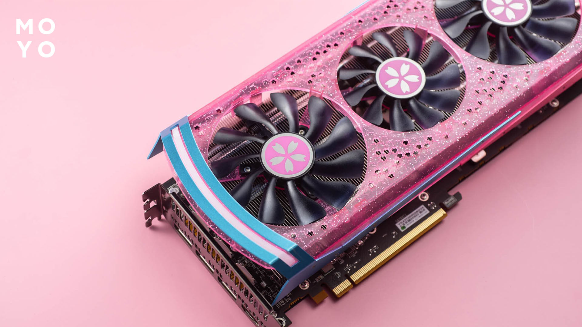 рожевий корпус відеокарти