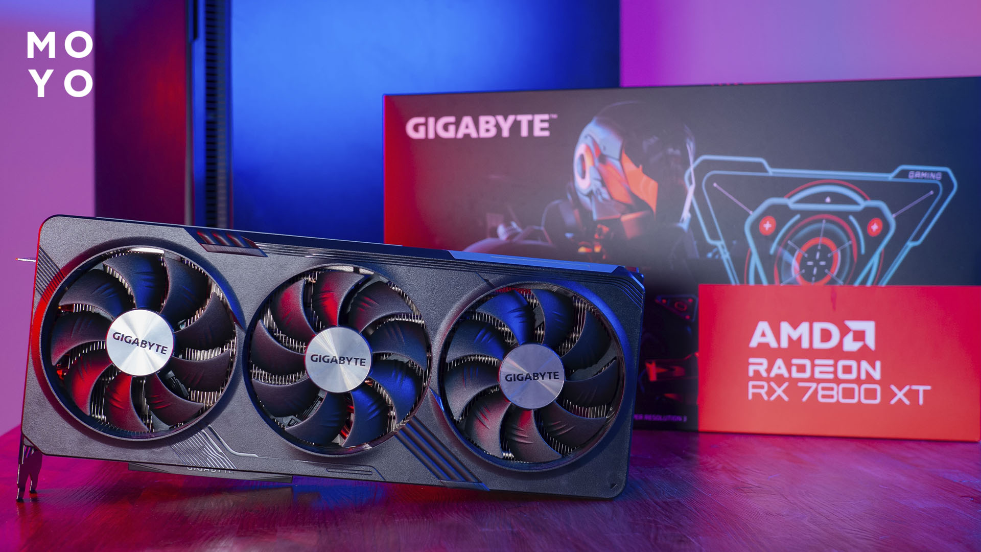 відеокарта АМД Гігабайт та коробка до неї