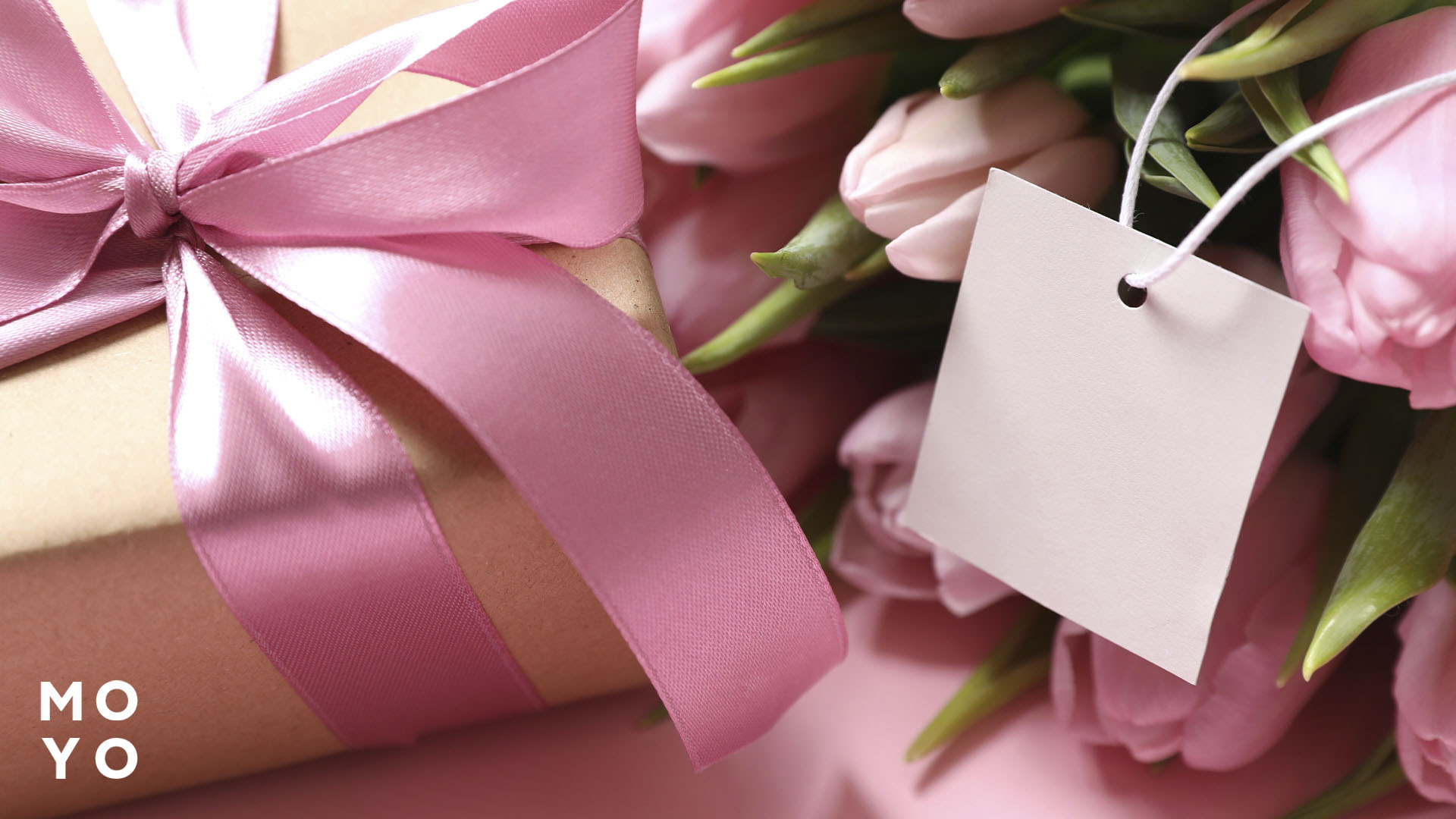 подарунок та квіти на свято